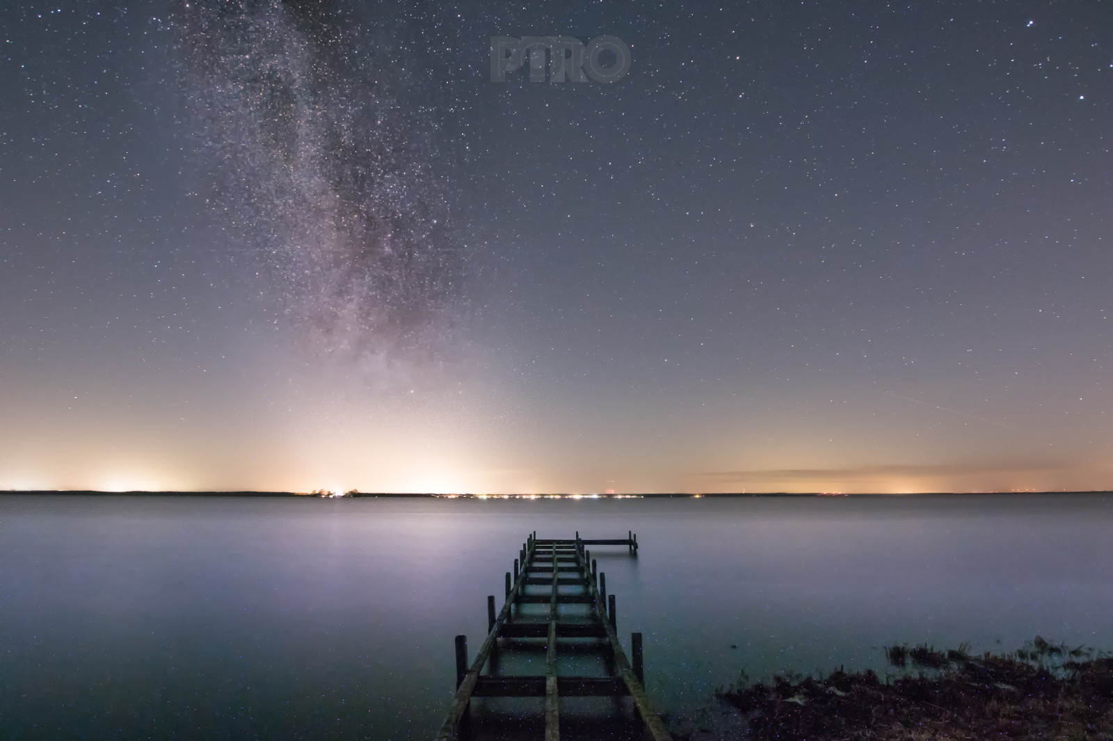 cielo, natura, acqua, atmosfera, orizzonte, notte, alba, atmosfera della terra, fenomeno, riflessione, mattina, oggetto astronomico, calma, sera, lago, paesaggio, oscurità, mare, stella, crepuscolo, sfondo del computer, mezzanotte, nube, spazio, spazio, astronomia