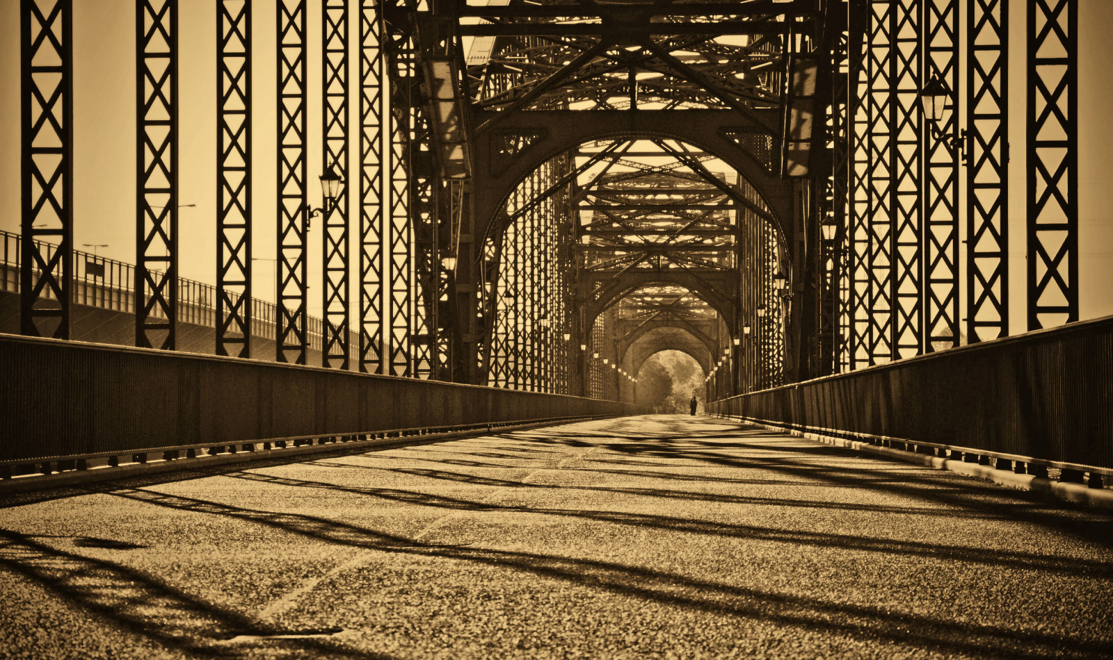 chrám, černobílý, noc, architektura, symetrie, Německo, most, sépie, Nikon, čáry, oblouk, Hamburg, struktura, světlo, stíny, deutschland, čára, tma, br CKE, Schatten, D300S, dávná historie, bod zmizení, Harburg, harburgerelbbr CKE, ulička