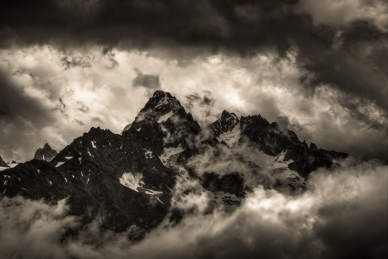 slunečnímu záření, krajina, černobílý, kopec, Příroda, nebe, sníh, mraky, mlha, atmosféra, Mount Everest, světlo, mrak, hora, počasí, tma, atmosférický jev, Atmosféra Země, Černý a bílý, monochromatické fotografování, horských reliéf, pohoří, meteorologický jev