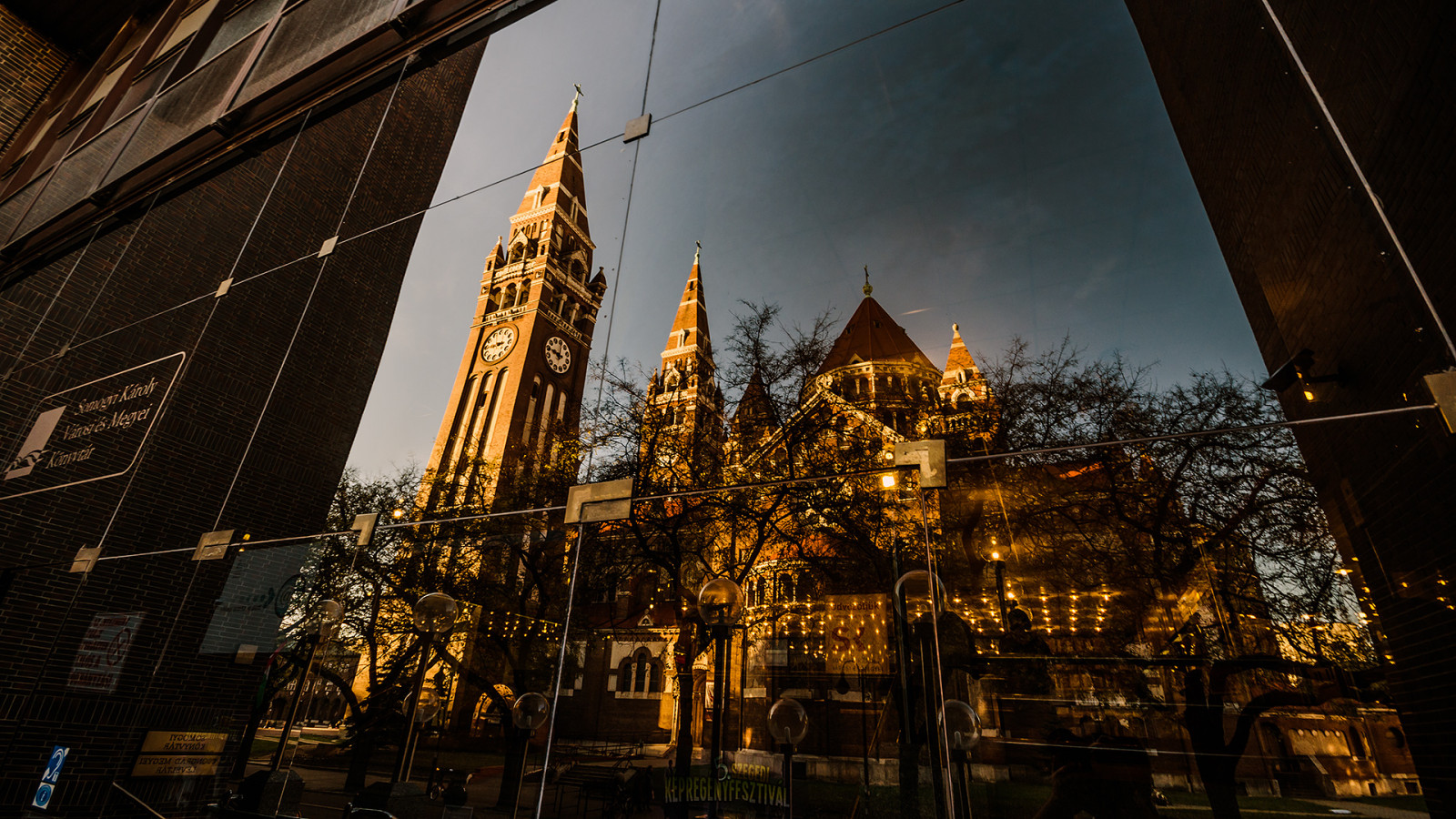 město, modrý, světlo, nebe, odraz, věž, žlutý, náměstí, zrcadlo, Nikon, úhel, knihovna, široký, sigma, 1020mm, ultra, Szeged, dom, 10mm, ter, 2013, K nyvt r, d7k, D7000, Athenum, 4ceberg, forceberg, szabogyul4