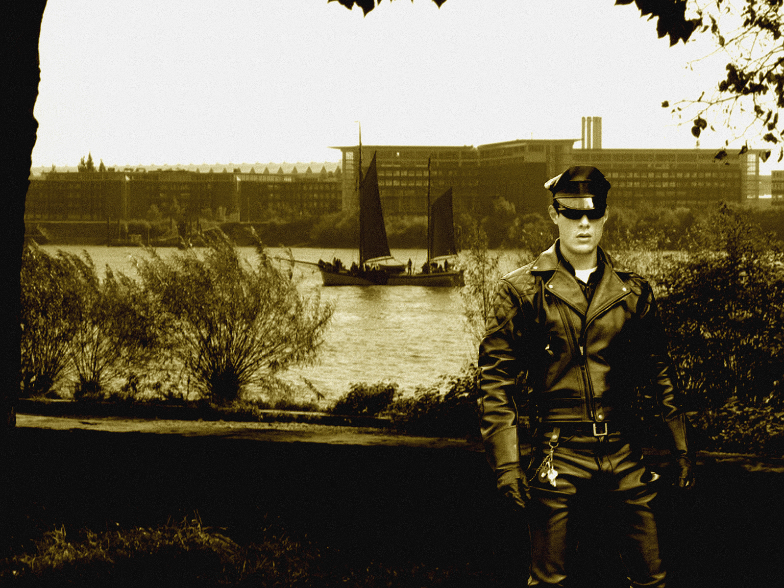 město, voda, tráva, motocykl, žlutý, Honda, Yamaha, Řidič, kůže, Ducati, KTM, Triumf, Kawasaki, Suzuki, Husqvarna, Dainese, Daytona, Aprilia, Buell, strom, rostlina, moto, koženky, vojenské osoby, Moto Guzzi, Cagiva, Simson, BMV, Alpinestars, Guzzi, human behavior