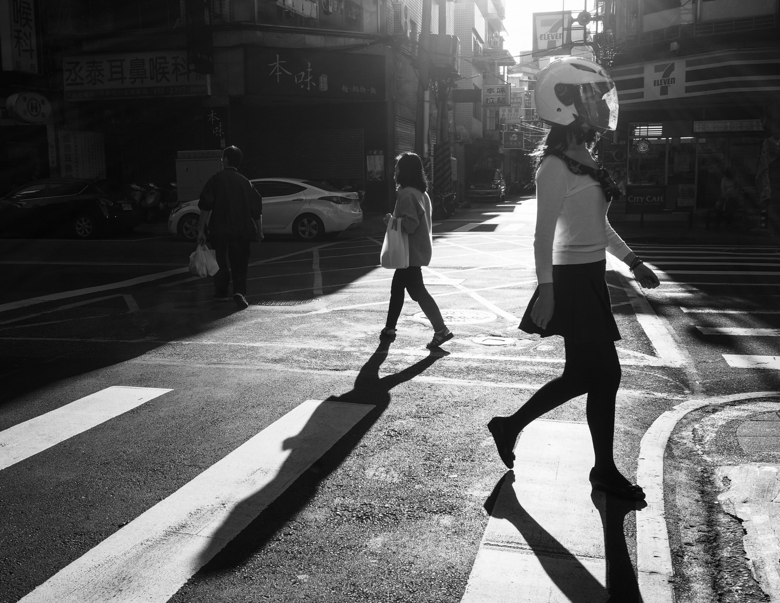 persone, bianca, nero, monocromo, città, strada, urbano, ombra, strada, fotografia, Taipei, Taiwan, infrastruttura, pedone, bianco e nero, bw, attraversamento pedonale, forma, pedoni, fotografia, Candido, noiretblanc, blancoynegro, istantanea, bianco e nero, fotografia in bianco e nero, posizioni umani, film noir, nanchangroad, jaywalking