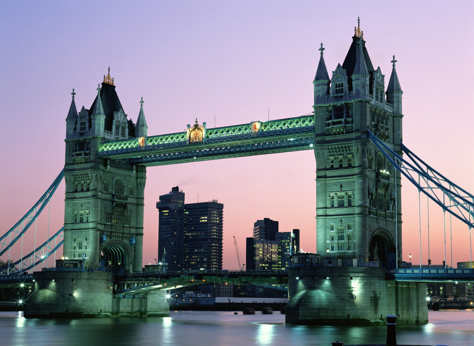 Londra, città, paesaggio urbano, architettura, costruzione, riflessione, Turismo, orizzonte, grattacielo, Inghilterra, sera, Torre, ponte, fiume, crepuscolo, metropoli, ponte di Londra, tower Bridge, centro, punto di riferimento, area urbana, corso d'acqua, area metropolitana
