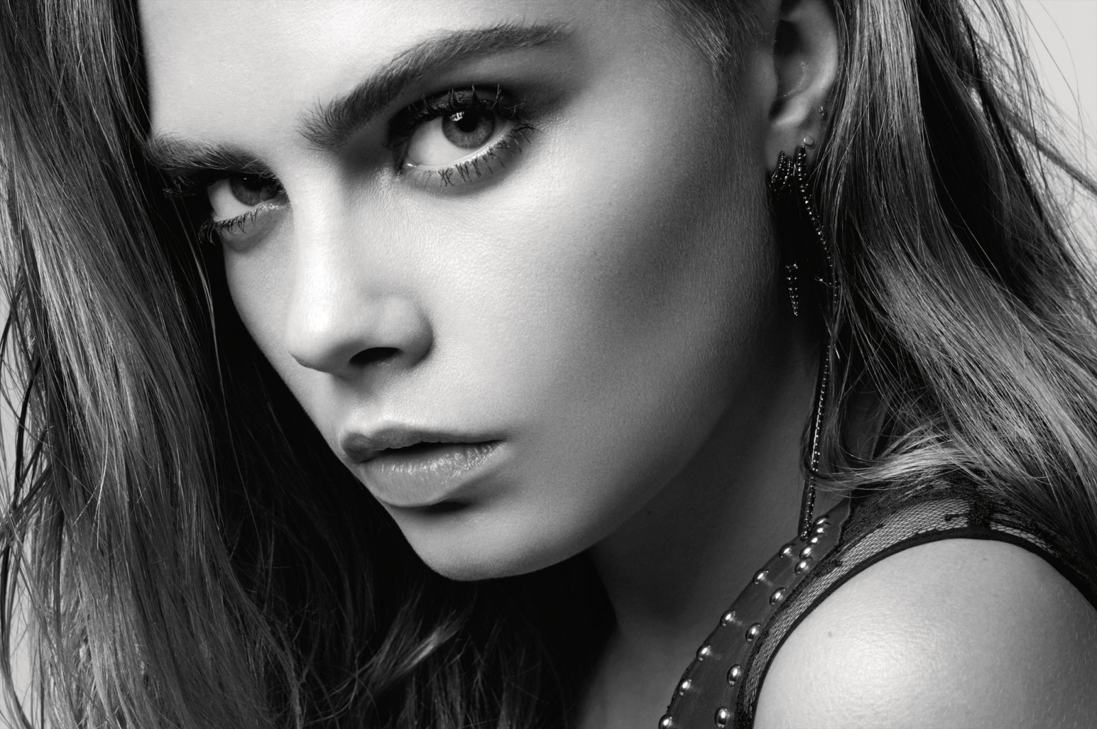 tvář, bílý, Černá, černobílý, model, portrét, dlouhé vlasy, Cara Delevingne, fotografování, černé vlasy, móda, nos, Osoba, kůže, hlava, supermodelka, dívka, krása, oko, žena, dáma, Černý a bílý, monochromatické fotografování, portrétní fotografie, focení, hnědé vlasy, umění model, Lidské tělo, orgán, zblízka