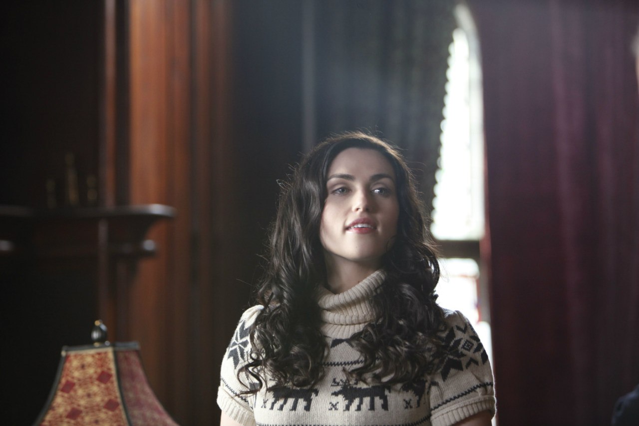 Katie McGrath, mujer, Actriz, morena, pelo largo, ojos verdes, Alambiques de la película