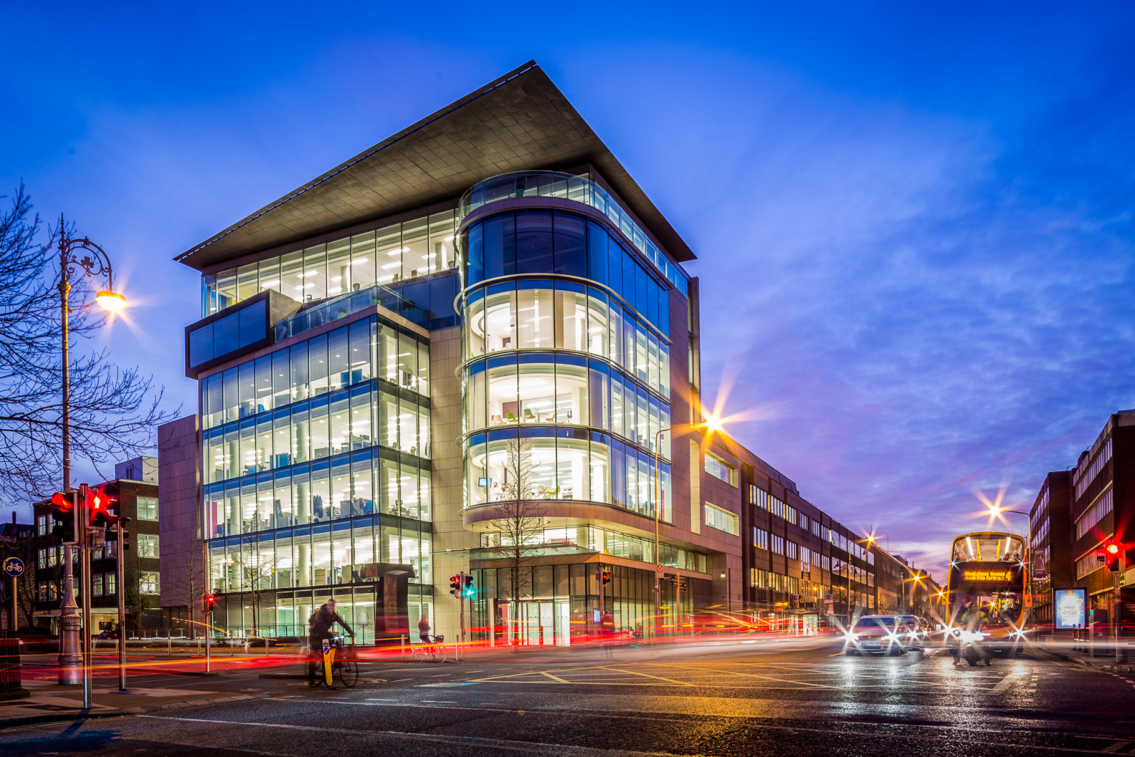 nebe, budova, mezník, Metropolitní oblast, město, město, smíšené využití, metropole, urban area, komerční budovy, architektura, kondominium, obytný prostor, sousedství, nemovitost, večer, domů, panoráma města, hotel, centrum, odraz, fasáda, noc, byt, Dům, panelový dům, okno, ulice, náměstí, ředitelství firmy, zima