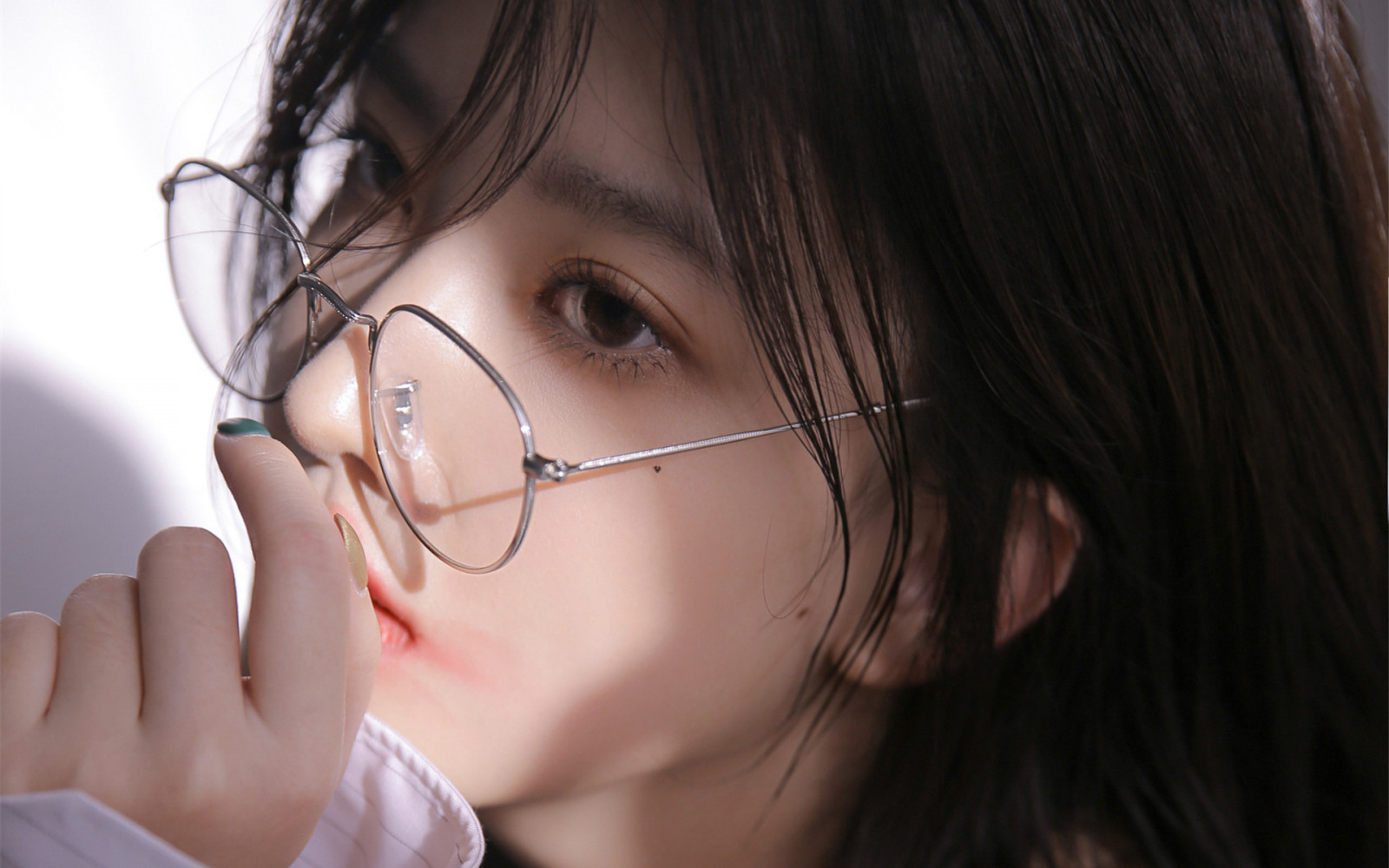 čelo, nos, vlasy, tvář, brýle, kůže, ret, brada, ruka, vision care, obočí, oko, řasa, mimika, pusa, ucho, krk, flash photography, brýlí, sluch, čelist, Duhovka, gesto, šťastný, usměj se, chladný, černé vlasy, ofina, dlouhé vlasy, dítě, vrstvené vlasy, batole, hnědé vlasy, zábava, módní doplněk, audio zařízení, nehet, portrétní fotografie, barvení vlasů, portrét, hime cut, focení