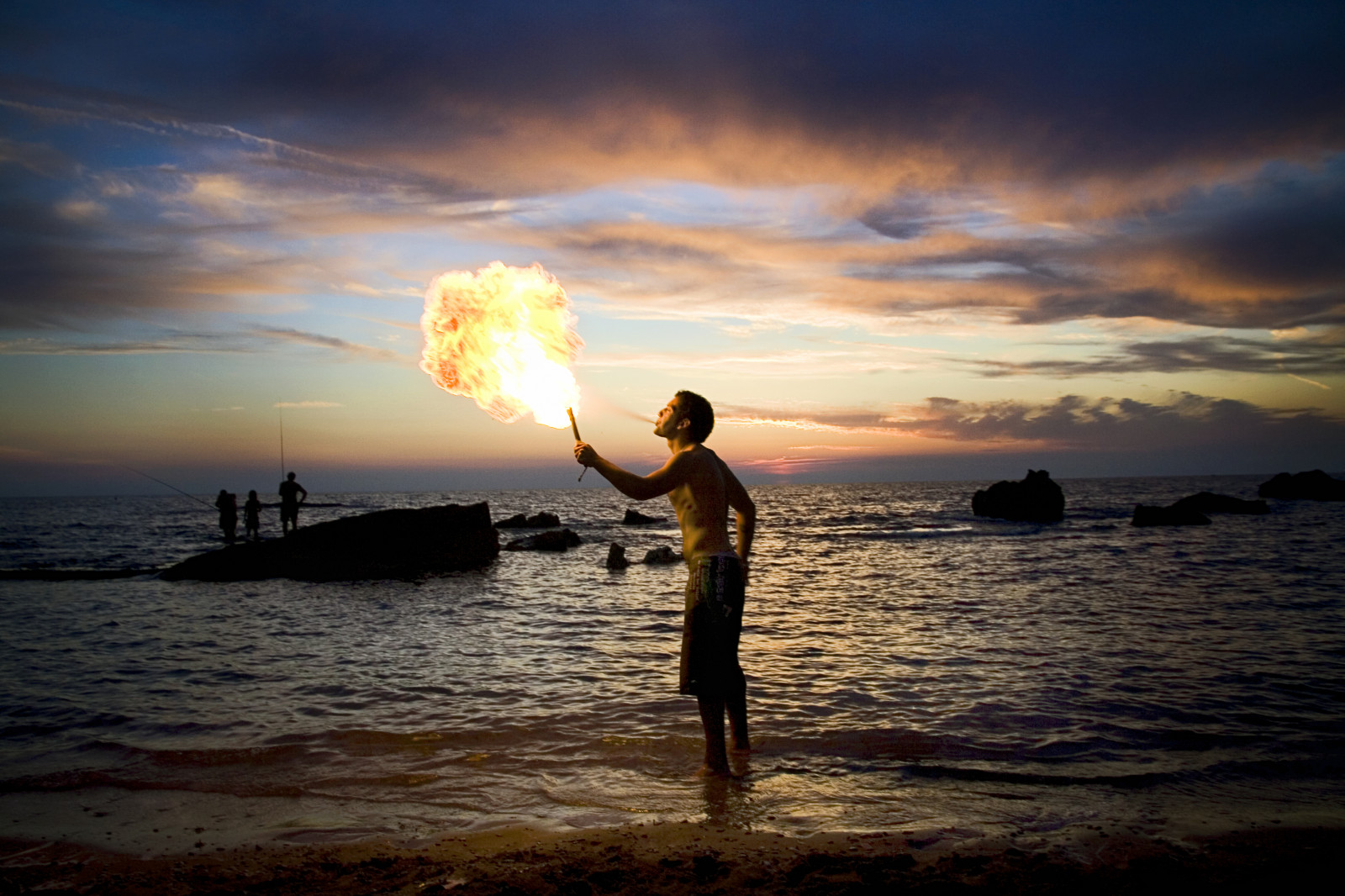 Wallpaper : fire, Tramonto, mare, fuoco, sera, mangiafuoco, sputafuoco ...