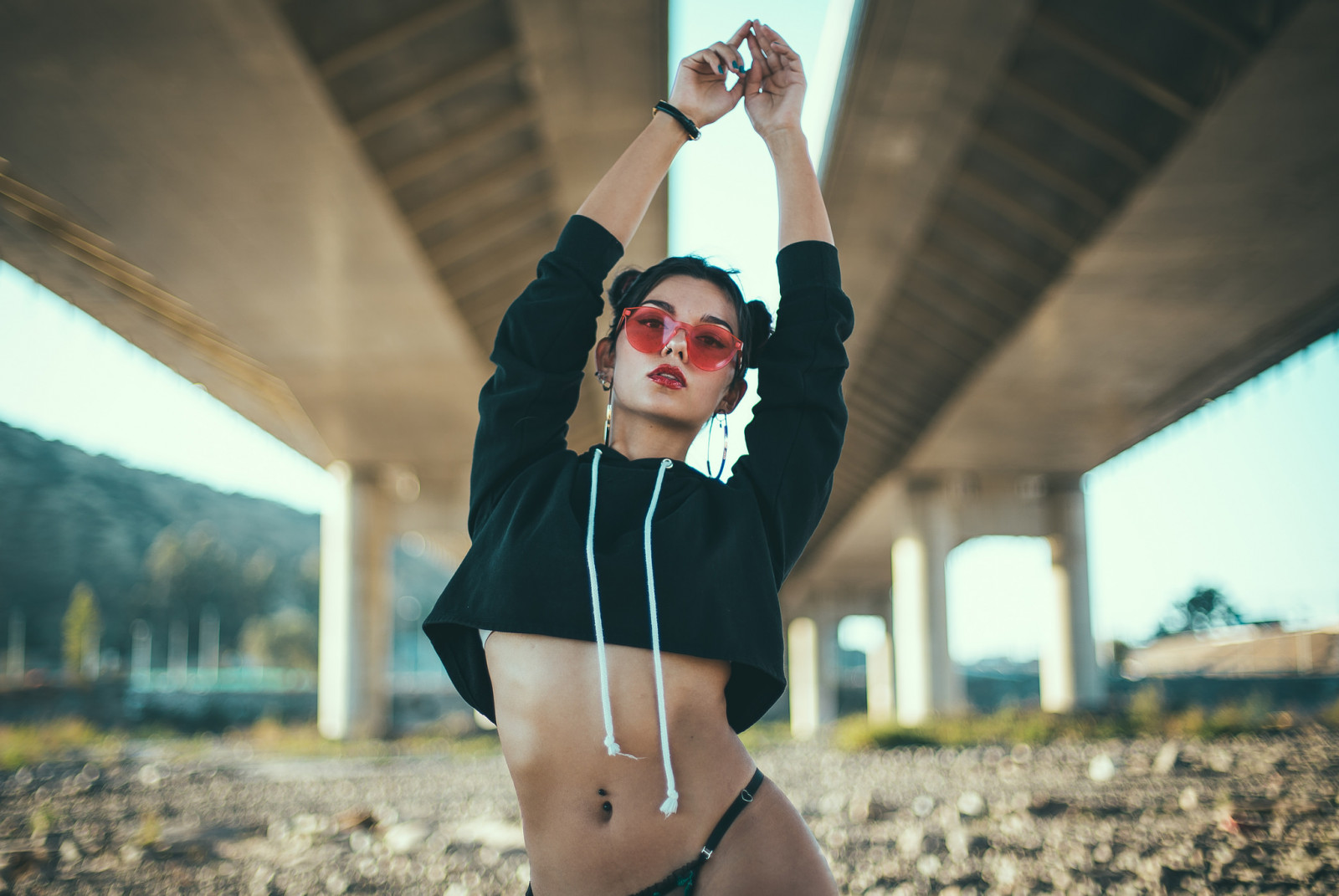 ženy, model, bruneta, spodní prádlo, propíchnuté pupek, mikiny, paže nahoru, červená rtěnka, při pohledu na diváka, sluneční brýle, kruhové náušnice, ženy venku