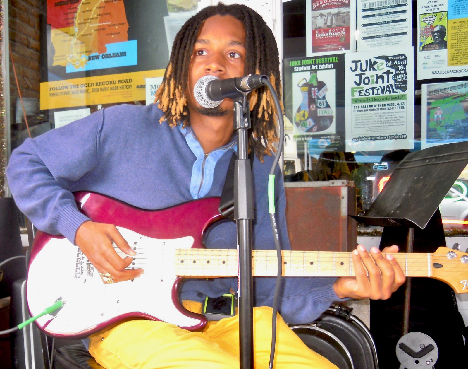 portræt, guitar, musikinstrument, musik, musiker, festival, blues, plukket streng instrumenter, strengeinstrument, sanger og sangskriver, Elektronisk apparat, jukejointfestival, omargordon, session musician