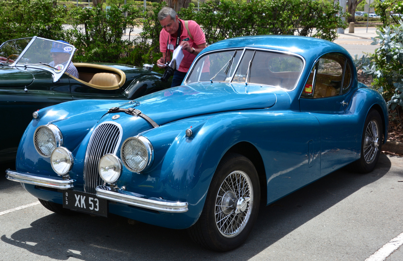 Jaguár, Marque, xk, série, XK120, xk150, 120, 150, kupé, Roadster, 1953, strašně, britský, den, Parkes, Canberra, akt, australský, hlavní město, Území, Austrálie, auto, auto, automobil, vozidlo, motor, společenská místnost, klasický, sběratelský, veterán, vinobraní, Vzácný, Krásná, obnovena, Carbie, karburátor, rychle, skvělý, Řidič, Řídit, Rychlost, brzda, vpřed, zvrátit, roztočit, kolo, vyčerpat, hlasitý, Rachot, registrovaný, živice, malovat, Sedadlo, kapuce, motor, litr, hp, bhp, koňská síla, brzdy, Ozubené kolo, ozubená kola, Posun, prohlídka, touring, majitel, hrdý, čepec, hrdost, Konvertibilní, William, Lyonů, kůže, popruhy, Carmen