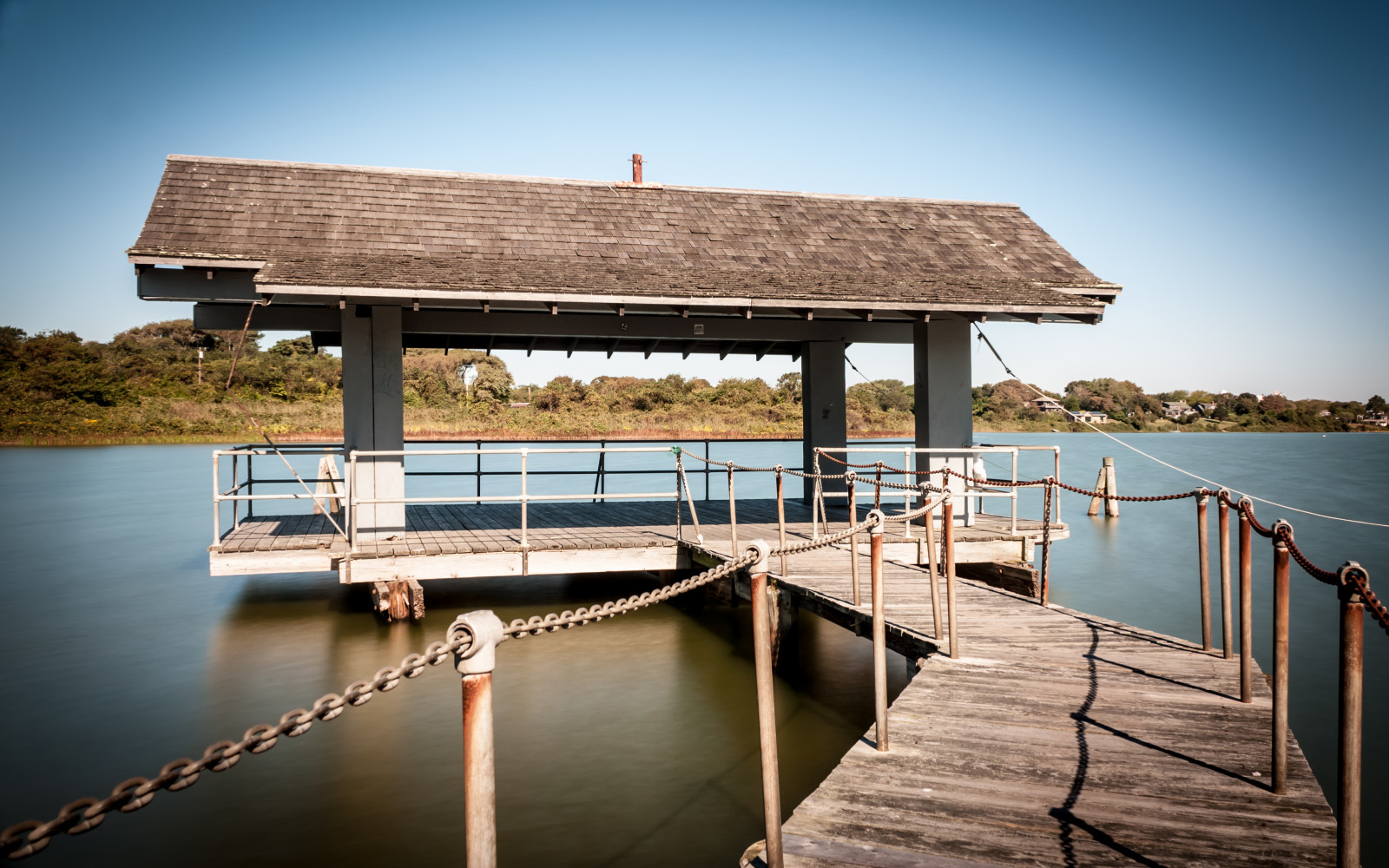 stromy, moře, jezero, voda, odraz, nebe, pláž, dřevo, přístav, molo, dok, přistání, přístřeší, pustý, longexposure, mrak, modré nebe, nemovitost, Montauk, čisté nebe, Montaukpointlighthouse