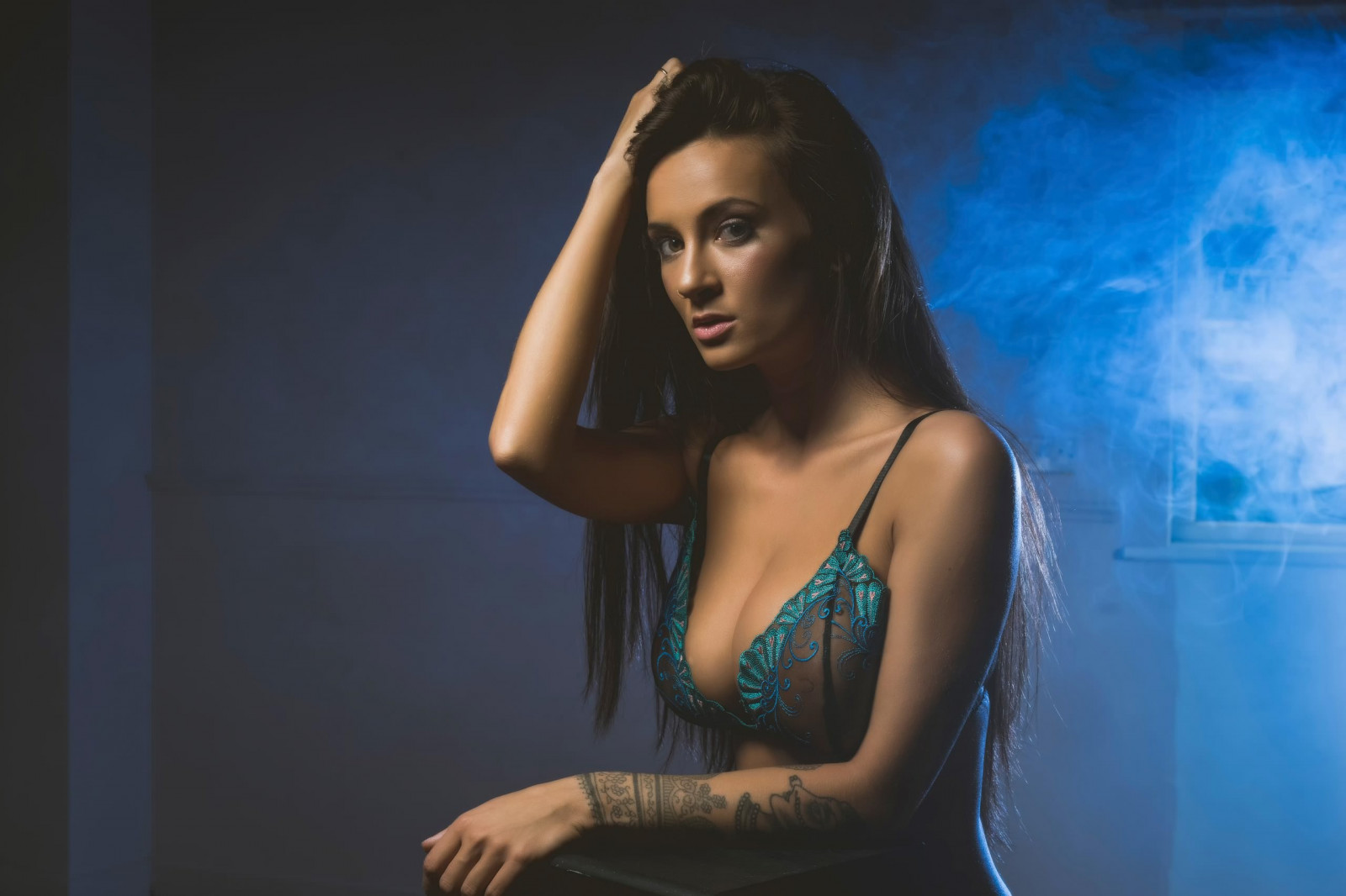 วอลเปเปอร์ : ผู้หญิง, โมเดล, แนวตั้ง, นั่ง, การถ่ายภาพ, สัก, มือผม