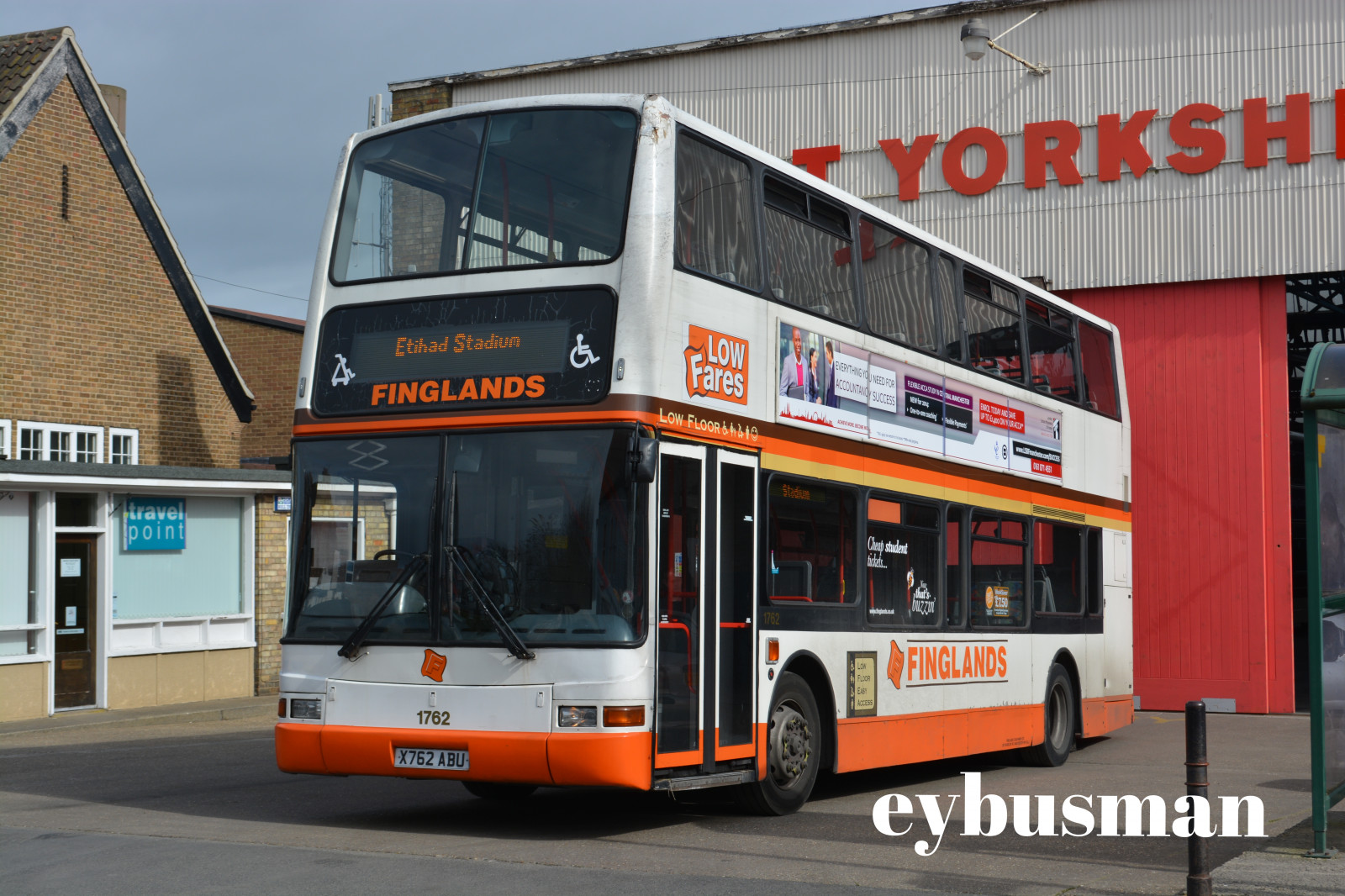 Londýn, město, ulice, auto, vozidlo, město, autobusy, Volvo, doprava, metropole, Yorkshire, trenér, Jít, centrum, autobus, motor, centrální, jižní, reklamní, skupina, centrum, střední, pro, Manchester, pruh, prezident, Metropolitní oblast, kompaktní vůz, motorové vozidlo, druh dopravy, veřejná doprava, sklad, jíst, vpřed, větší, služby, autobusová doprava tour, Dvoj patrový autobus, Eybusman, Rusholme, Plaxton, B7tl, Finglands, Eyms, Driffield, Autobusy, X762abu