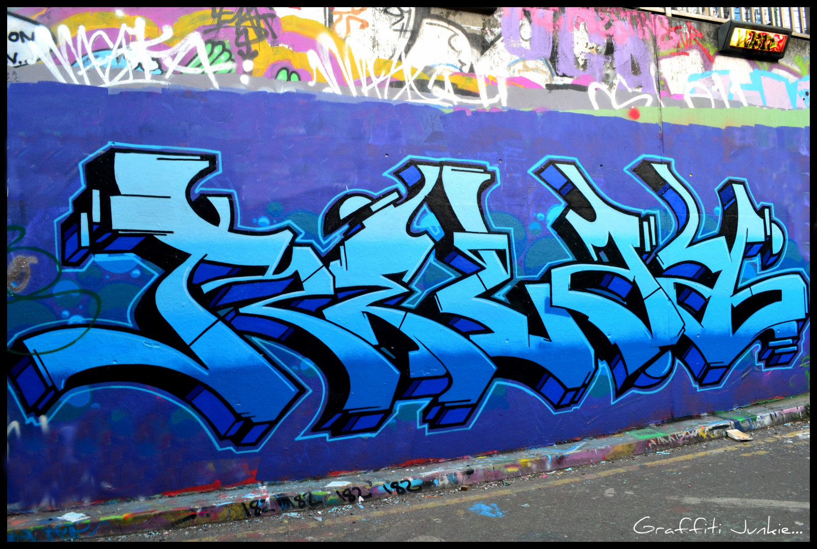 Londýn, Černá, město, ulice, modrý, lavice, král, grafiti, zlato, pouliční umění, lovec, umět, hardcore, nástěnná malba, Montana, sprej, spisovatelé, UMĚNÍ, plocha, , králové, pouliční umění, malovat, Všechno, hala, Relé, spraypaint, Graff, hof, feťák, sláva, 94, vandal, vandalství, MTN, spisovatel, síň slávy, plechovka spreje, allcity, Lavička, LDN, montanagold, montanablack, montanahardcore, z, graffitihunter, montana94, arthunter, graffhunter, graffitijunkie, streetarthunter, Leakestreet