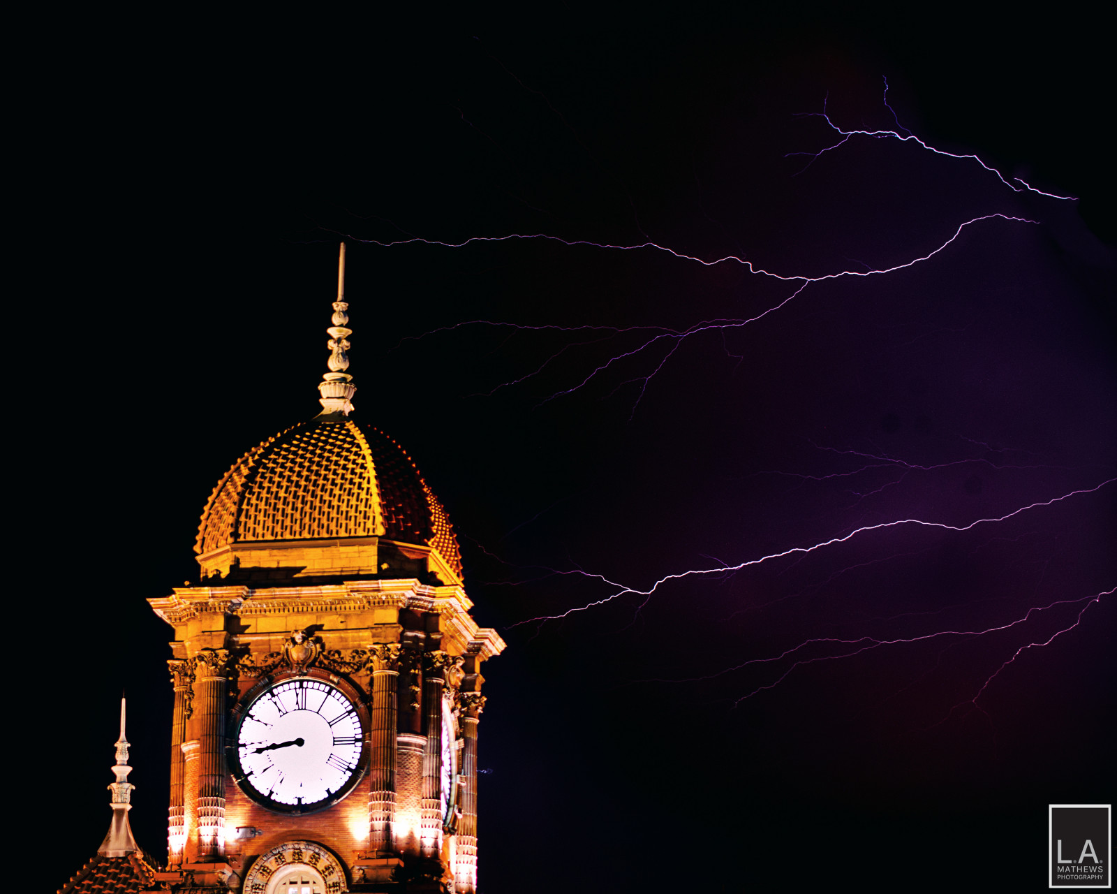 ulice, noc, budova, nebe, Blesk, bouřka, věž, půlnoc, hodinová věž, spirála, tma, mezník, hlavní, kostelní věž, Mainst, Mainstreetstation, Základní stanice, 20142014 lesleyanne lesleyannemathewslalamathewspicturepicphotorichmondvirginiarichmond, Virginialamathewsphotographyphotographylesleyannemathews