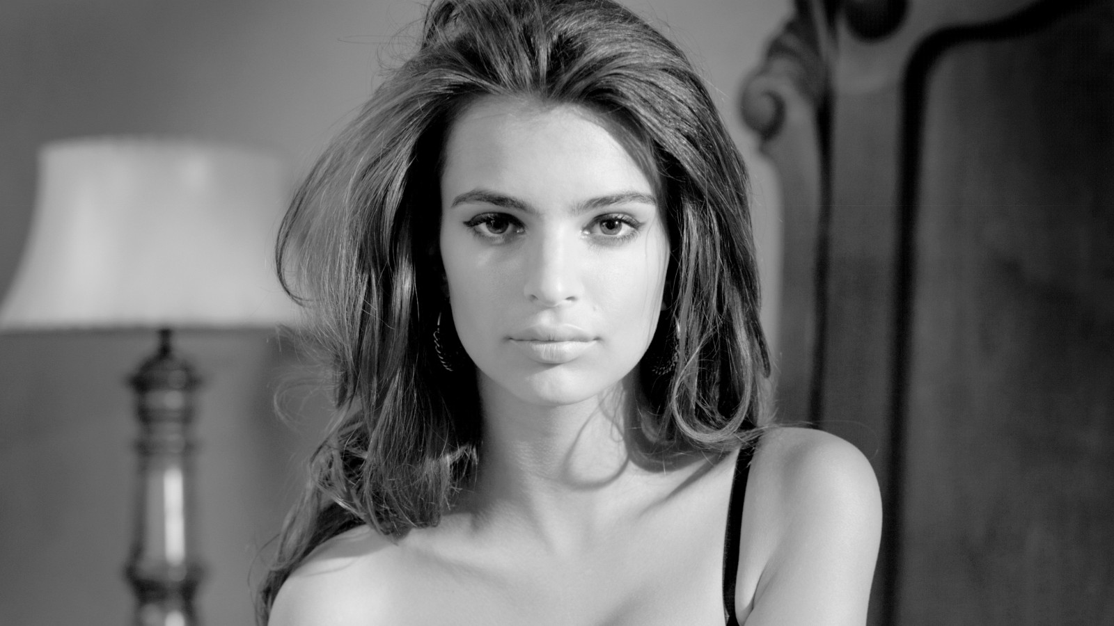 tvář, lidé, bílý, Černá, černobílý, model, portrét, dlouhé vlasy, fotografování, osobnost, šaty, móda, vlasy, Osoba, supermodelka, Emily Ratajkowski, dívka, krása, oko, žena, dáma, fotografie, účes, Černý a bílý, monochromatické fotografování, portrétní fotografie, focení, hnědé vlasy, umění model