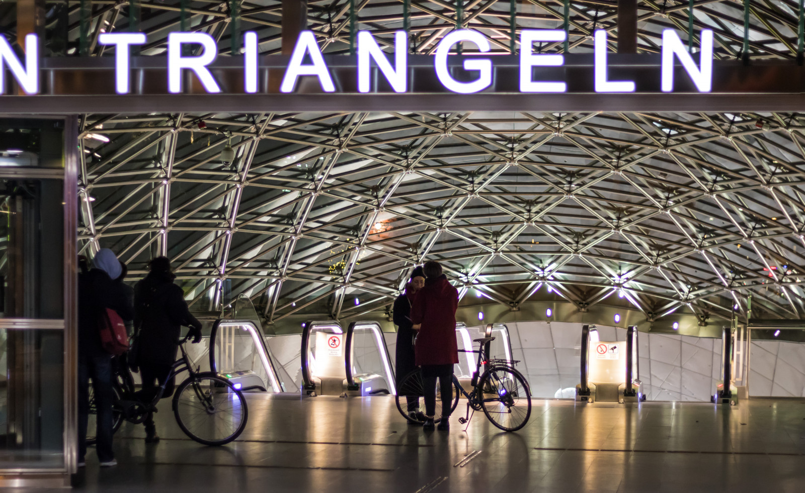 noc, stanice, vlakové nádraží, Triangeln, Malmo, t gstation, gatufoto, nightphotography, Natt, v noci, exif modelu canoneos760d, geocountry, Kamera aby kánon, geocity, Model fotoaparátu canoneos760d, geostate, geolocation, exif aby kánon, exif focallength 50mm, exif isospeed 1000, EXIF ef50mmf18stm čočka, EXIF otvor 20, streetphotography, nattfotografering, maloobchodní, turistická atrakce