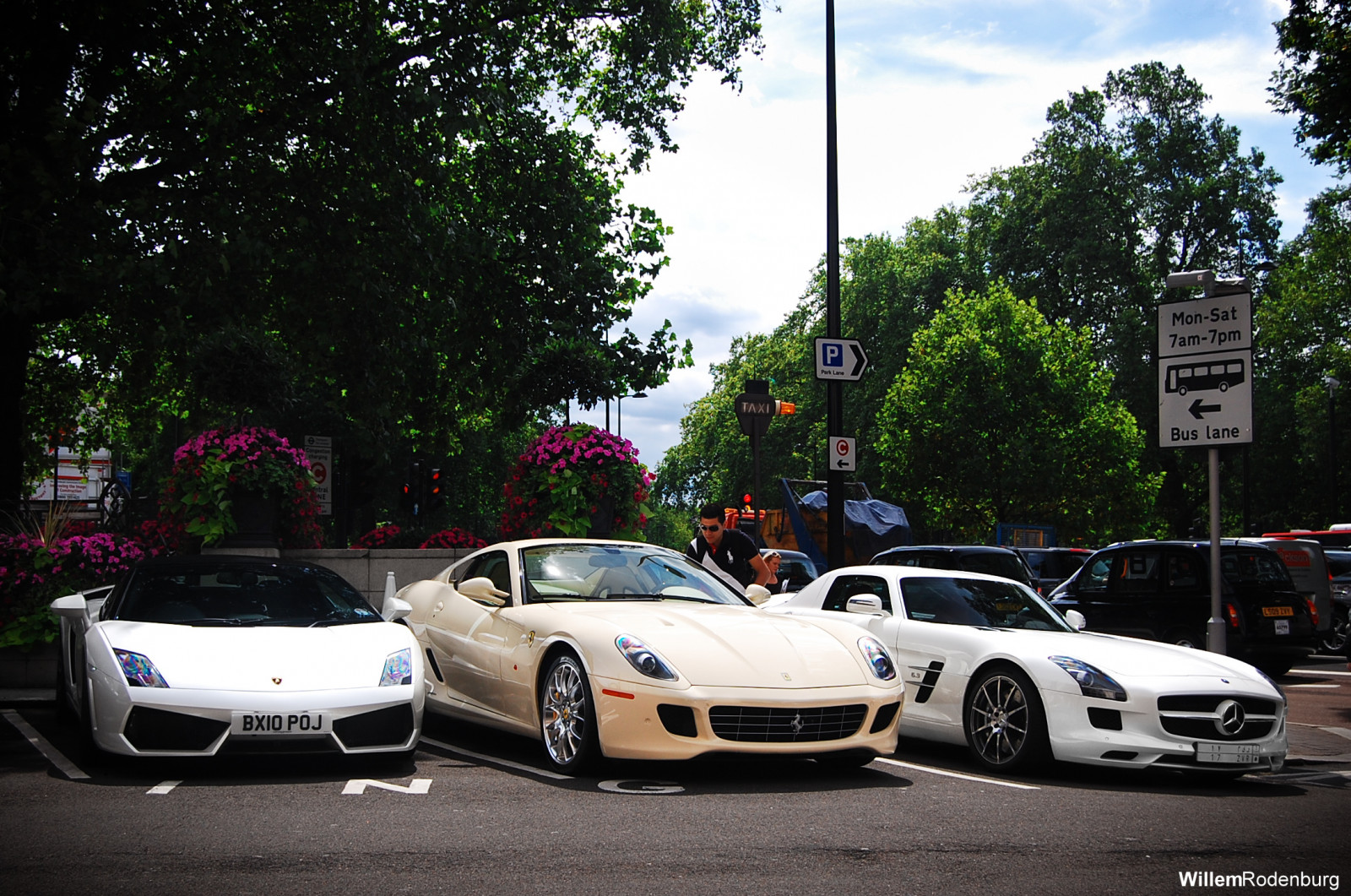 auto, pozemní vozidla, vozidlo, motorové vozidlo, automobilového designu, luxusní vůz, superauto, silnice, sportovní auto, ulice, kolo, fotografování, rostlina, automotive wheel system, výkon auta, okraj, automobilový exteriér, městské auto, strom, limuzína, závodní auto, Porsche, kupé, závoďák, parkoviště