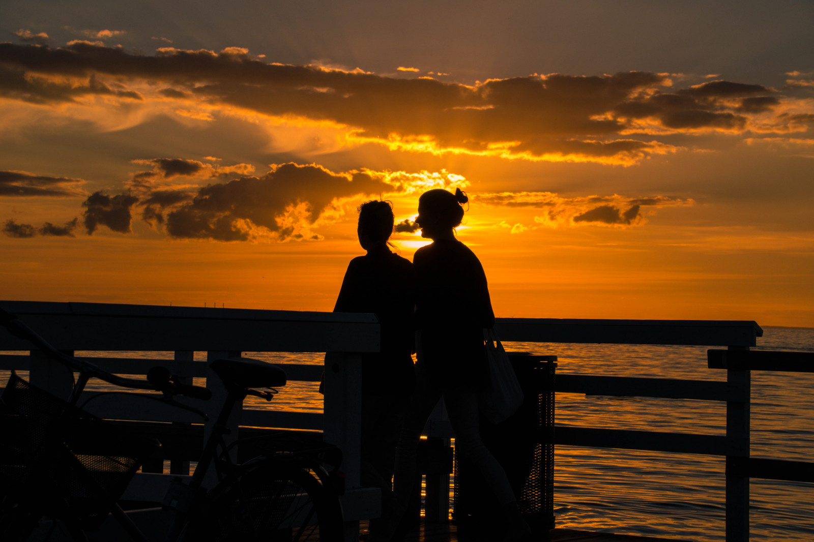 lidé, západ slunce, moře, voda, silueta, pláž, svítání, večer, ráno, most, slunce, horizont, letní, Švédsko, soumrak, Sverige, světlo, svítání, venkovní, oceán, sk nel n, se, Ribersborg, ribban, resund, pramen, Brygga, solnedg ng, brygga3, siluett, hav, Malmo, tbryggan, odlesk