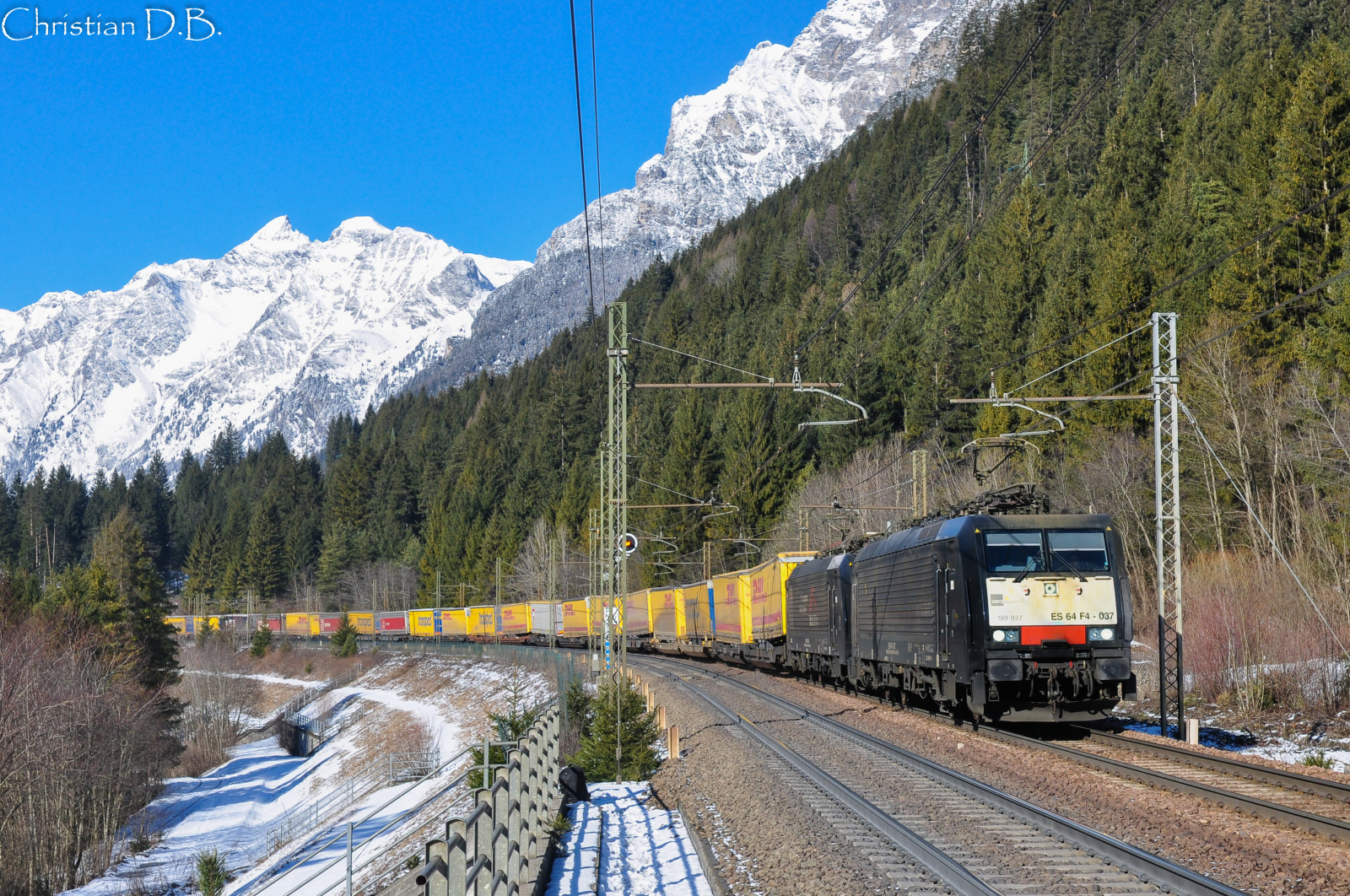 krajina, kopec, nebe, sníh, zima, vozidlo, silnice, vlak, údolí, horský průsmyk, Alpy, Verona, doprava, náklad, lokomotiva, Europa, C, nord, Linea, strom, hora, rostlina, Italia, Rostock, del, tx, Alt, dráha, merci, křesťan, db, vysočina, valle, horských reliéf, geologický fenomén, pohoří, ledová landform, železniční doprava, kolejová vozidla, železniční vůz, zug, treno, z ge, Treni, Eisenbahn, Gleis, adige, binario, Südtirol, seehafen, Brennero, brennerbahn, DHL, combinato, TXL, Logistik, Guterzug, E189, Macchinista, Ferrvia, Fleres, Pflersch, Pflerschtal, Kombizug, Omnitato, Sémantiky, Quadrante