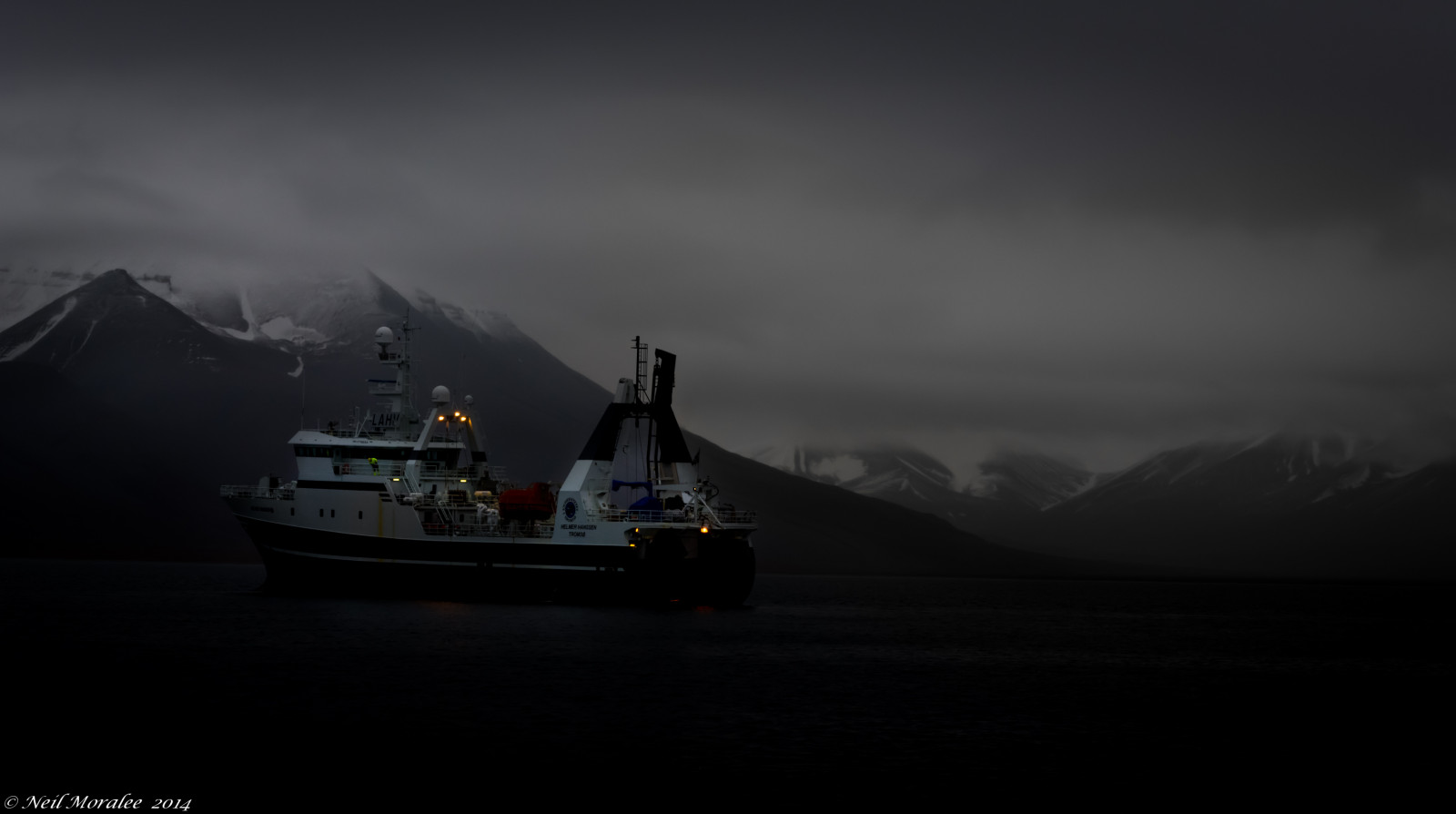 krajina, loď, loď, temný, moře, noc, voda, Příroda, nebe, sníh, zima, uklidnit, Studený, Norsko, večer, mlha, atmosféra, Nikon, Arktický, plavidlo, univerzita, plachtění, mrak, podzim, mlha, hora, svítání, oceán, tma, D7100, neil, moralee, Snímek obrazovky, jezero, 18200, počítač tapeta, Černý a bílý, ledová landform, výzkum, Tromso, neilmoralee, geodetické, Svalbardnoruna dlouhá létabyenneilmoralee, Helmer, Rybolovu, vlečná síť, Hanssen, Hydrographis