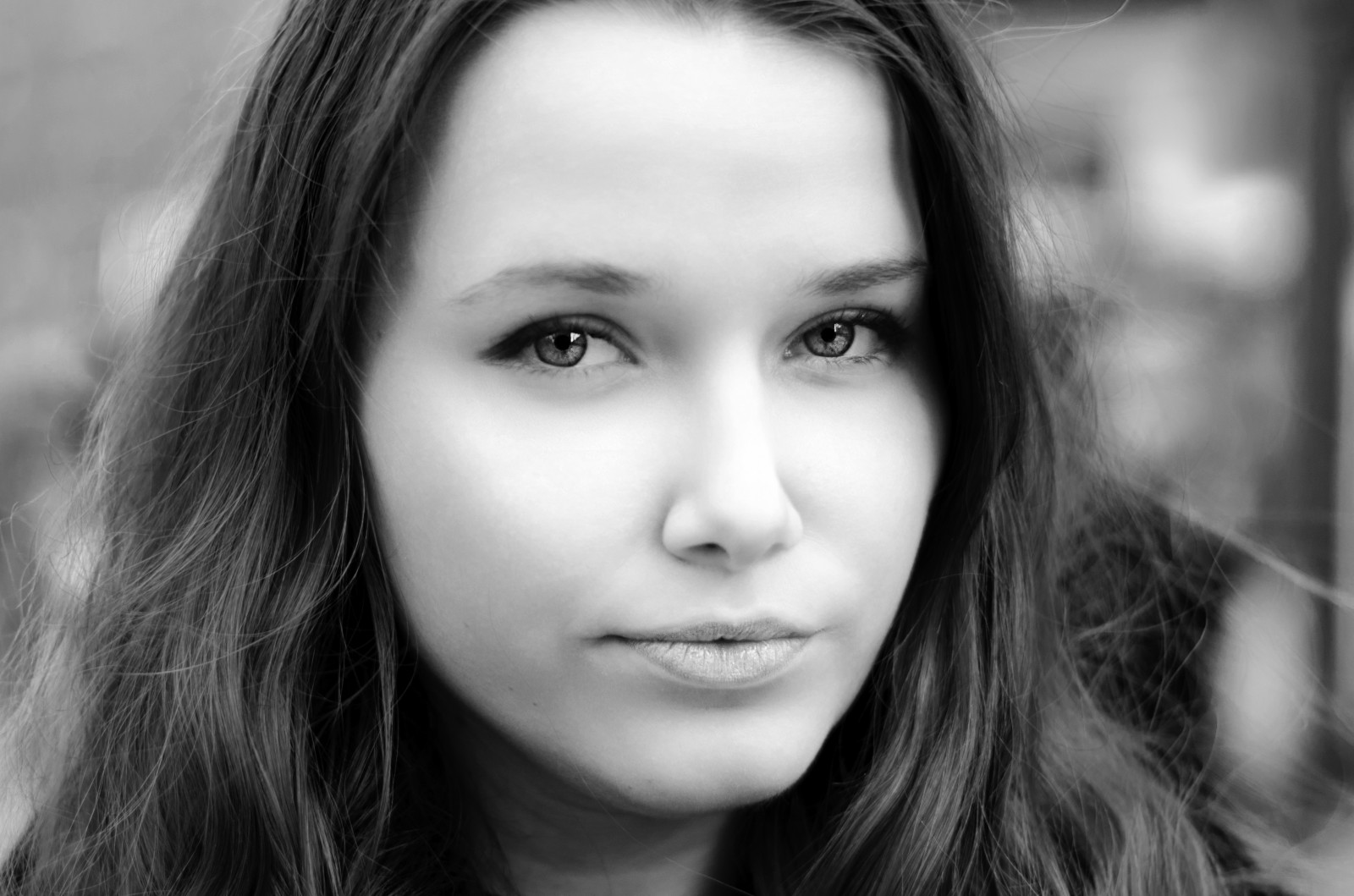 tvář, bílý, Černá, černobílý, model, portrét, oči, ulice, dlouhé vlasy, fotografování, vlasy, Nikon, nos, emoce, Osoba, kůže, Hamburg, hlava, NIKKOR, 50mm, dívka, krása, tělesné, usměj se, Černá bílá, oko, žena, člověk, streetportrait, D5100, Černý a bílý, monochromatické fotografování, portrétní fotografie, hnědé vlasy, mimika, Lidské tělo, orgán, zblízka, poeple