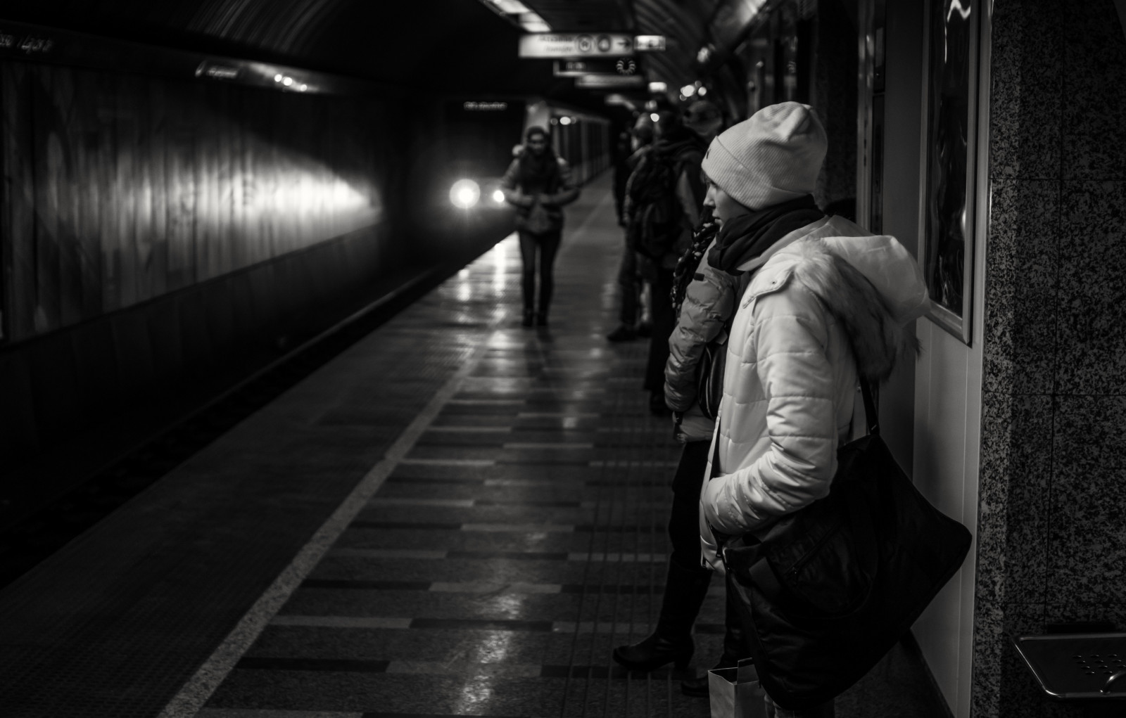 Sony, alfa, A58, 35MM, F18, hurtig, prime, helt åben, underjordisk, undergrundsbane, metro, metropol, Budapest, Ungarn, mennesker, station, venter, sort hvid, sort og hvid, bw, kontrast, svagt lys, rejse, transportere
