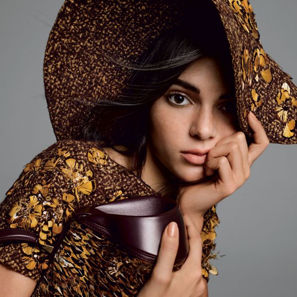 Kendall Jenner,women,model,brunette,looking at viewer,simple background