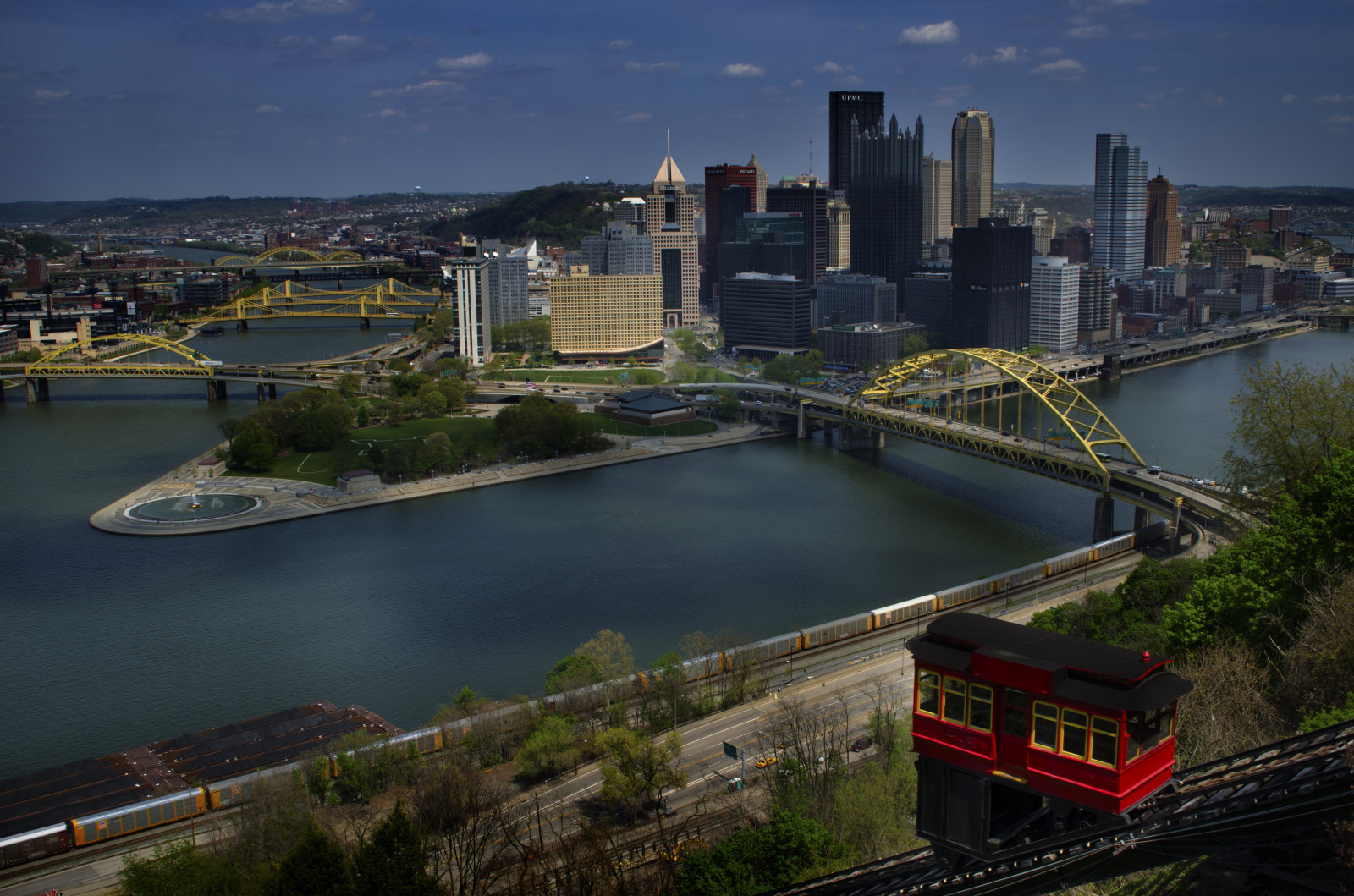 krajina, město, panoráma města, noc, voda, Červené, odraz, nebe, vlak, panoráma, mrakodrap, žlutý, večer, most, řeka, horizont, stopy, Dálnice, soumrak, ptačí perspektivy, metropole, banka, Pittsburgh, Pennsylvania, centrum, řek, uhlí, nádrž, během dne, předměstí, mosty, urban area, Metropolitní oblast, obytný prostor, panelový dům, letecké snímkování, nemovitost, koleje, Dálnice, statepark, bárka, stoupání, mtwashington, Threerivers, Fountian, Dálnice, Frighttrain, fixed link