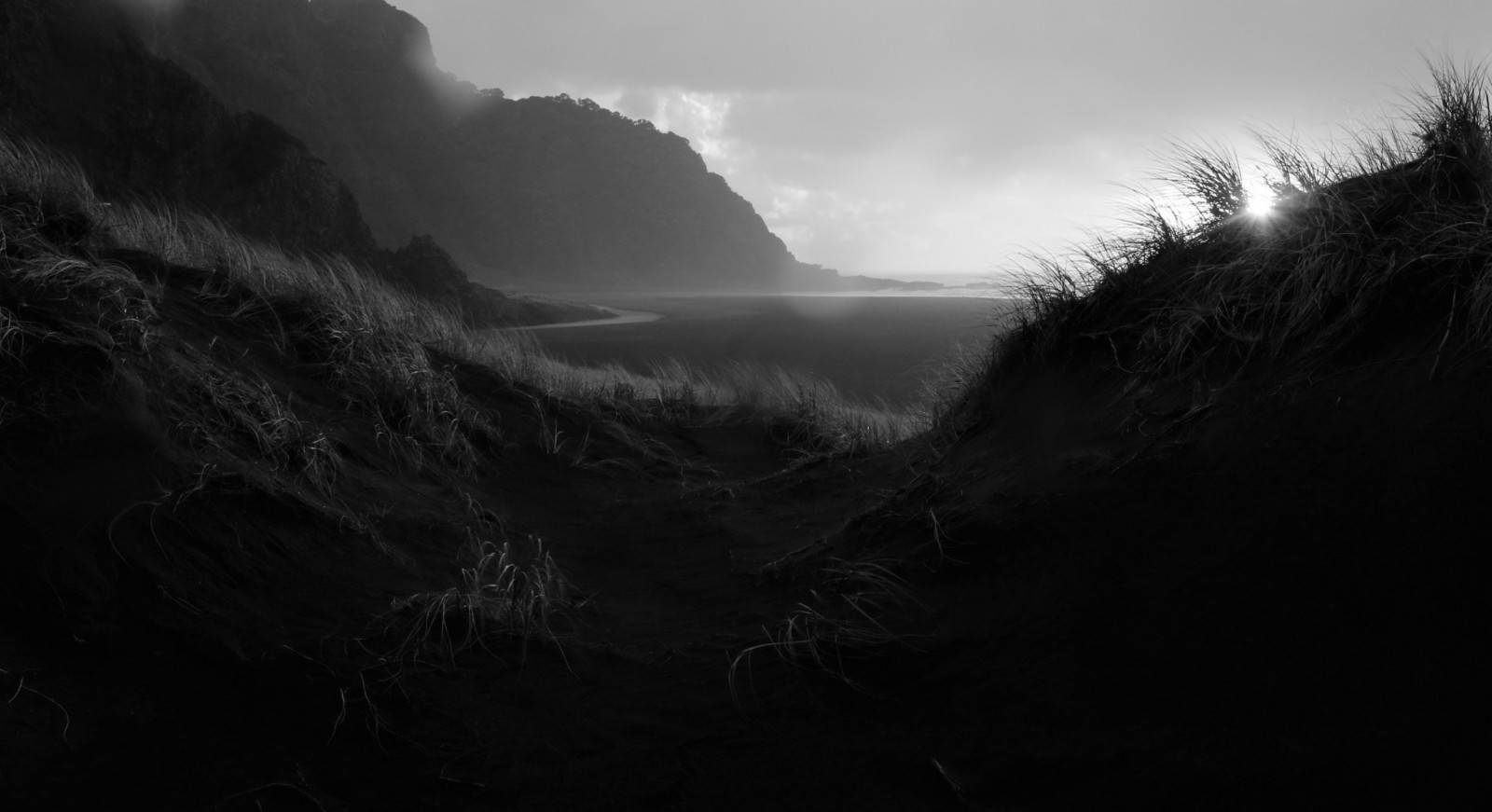 čierna, Monochrome, more, príroda, tráva, fotografovanie, dopoludnia, hmla, pobrežie, slnko, súmrak, svetlo, mrak, hmla, vrch, svitania, vlna, tma, atmosférický jav, čierna a biela, monochromatické fotografovanie, 2048x1115 px