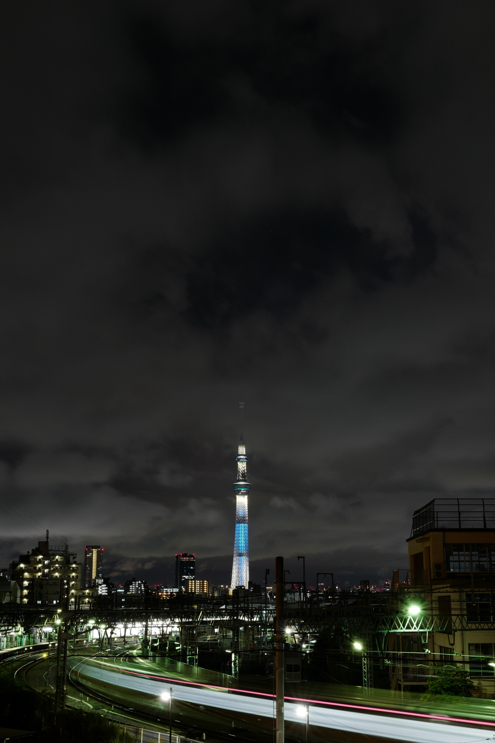 Japonsko, město, panoráma města, noc, architektura, odraz, nebe, panoráma, mrakodrap, večer, věž, soumrak, Leica, Tokio, jp, Skytree, světlo, mrak, zakalený, počasí, osvětlené, osvětlení, osvětlení, tma, mezník, Tokyo Sky Tree, kanegafuchi, summilux, leicaq, summilux1728, q, 1728, atmosférický jev, Atmosféra Země, lidské osídlení