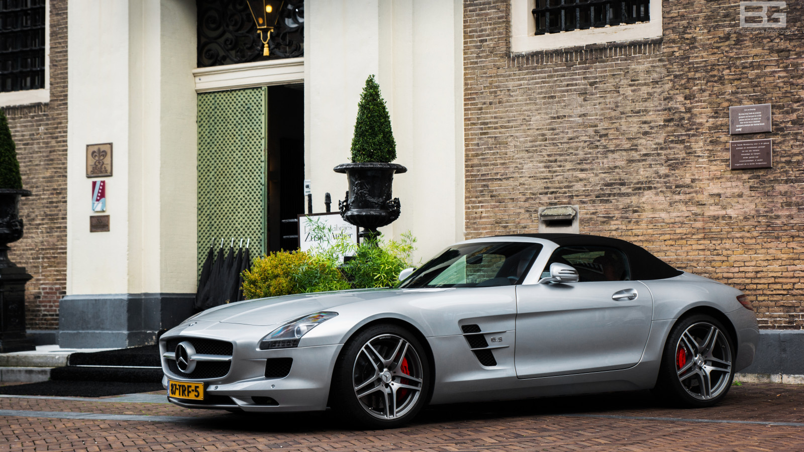 ถนน, รถ, อาคาร, ยานพาหนะ, ถนน, การถ่ายภาพ, เยอรมนี, Mercedes Benz, กรอง, เนเธอร์แลนด์, Nikon, รถสปอร์ต, Roadster, Cabrio, เงิน, รถเก๋ง, แปลงสภาพได้, Mercedes Benz SLS AMG, ประสิทธิภาพรถ, Hypercar, ภาษาเยอรมัน, แปลกใหม่, AMG, เบนซ์, bw, ล้อ, ขอบ, ซูเปอร์คาร์, mercedes, d5200, พิเศษ, 2470 มม, mercedesbenz, cabriolet, ยานยนต์, sls, v12, petrolhead, Luxe, zwolle, ยานพาหนะบก, การออกแบบยานยนต์, ภายนอกยานยนต์, รถหรู, รถกะทัดรัด, ยานยนต์, ยางรถยนต์, รถหรูส่วนบุคคล, รถเมือง, เบส, อะไหล่รถยนต์, โพลาไรซ์, librije, พ่อค้า, หรูหรา, librijeshotel, automotive wheel system