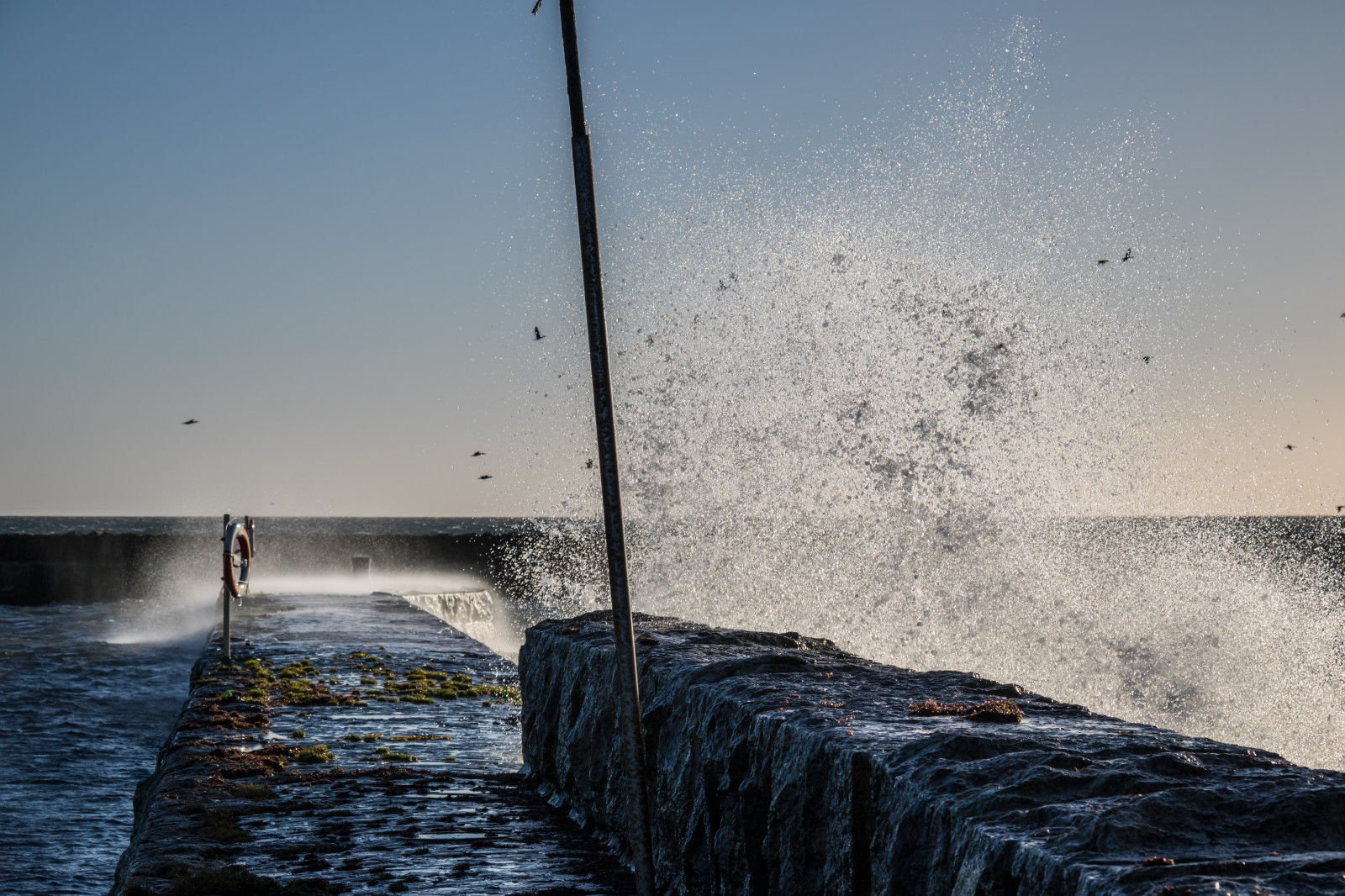 západ slunce, moře, voda, pobřeží, sníh, zima, vozidlo, pláž, večer, ráno, věž, pobřeží, vítr, horizont, větrný, počasí, oceán, vlna, hav, gisl vshamn, bl st, stormigt, vind, atmosférický jev, mořská vlna, vlnolam