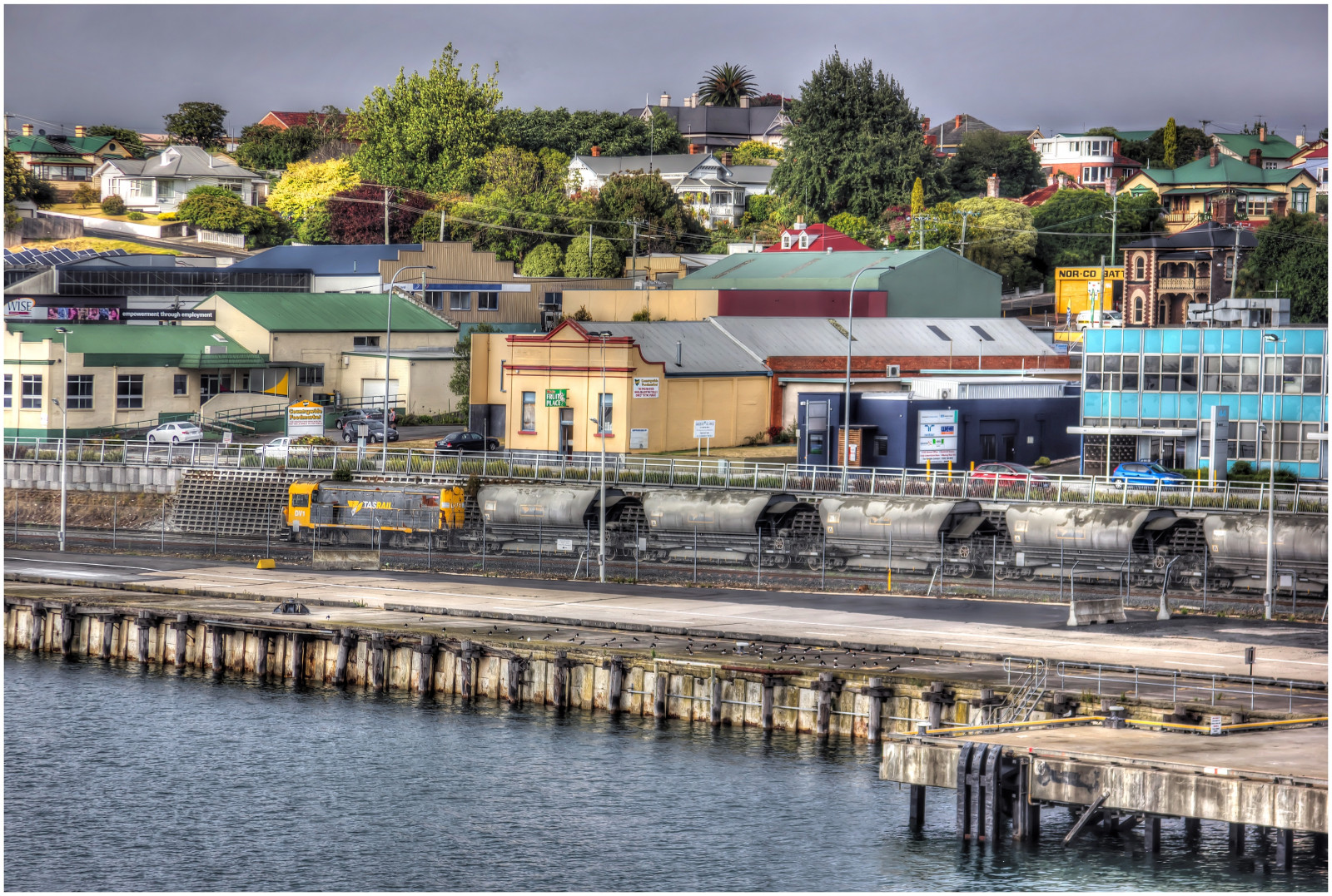 loď, město, voda, odraz, nebe, vozidlo, vlak, řeka, přístav, dok, Austrálie, Tasmania, Marina, scéna, strom, plavidlo, doky, scenary, canoneos550d, trainsintasmania, stevebromley, Devonport, tasrail, Dv1, Cementtrain, water transportation