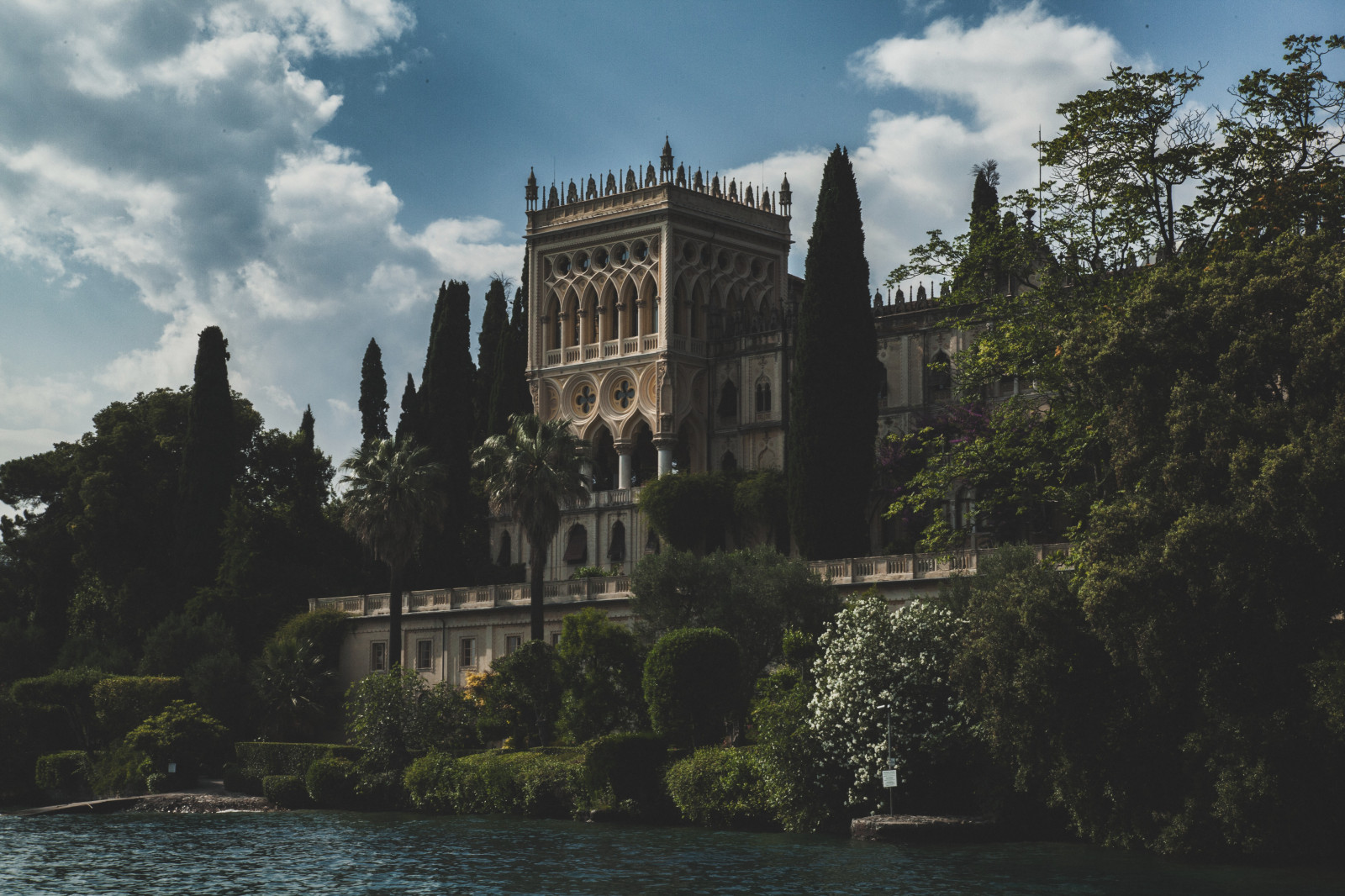 alberi, paesaggio, città, Italia, architettura, lago, acqua, costruzione, riflessione, cielo, Venezia, verde, blu, castello, fiume, Canone, Firenze, Verona, Roma, Cattedrale, reali, chateau, Ricchezza, Abbazia, nube, bellissimo, albero, 5 D, ii, mk, pianta, palma, oceano, papà, facciata, anthony, garda, attrazione turistica, una casa maestosa, d'acqua dolce, architettura medievale, national trust for places of historic interest or natural beauty