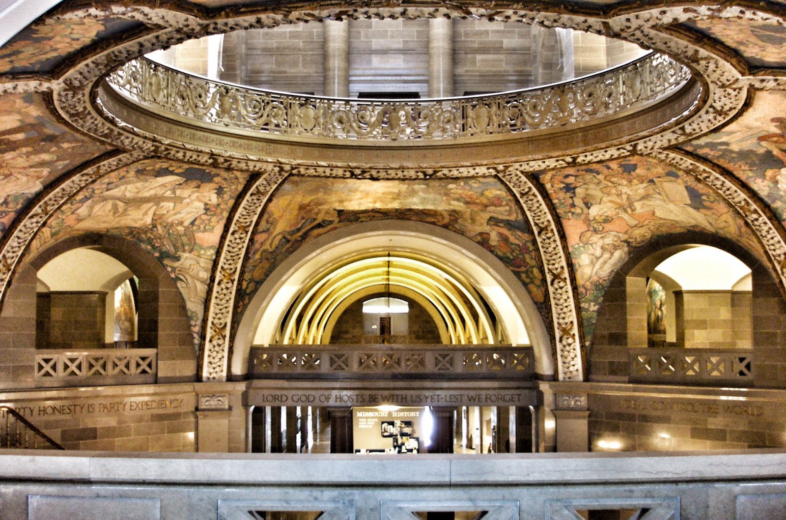 vindue, by, arkitektur, bygning, interiør, symmetri, hus, bue, arkade, gå, dome, vægmaleri, attraktion, Mo, Fokus, rejse, geometriske, capitol, udforske, indendørs, kurve, galleri, tag, hal, historisk, tur, Missouri, loft, stat, milepæl, Tilmeld, nrhp, onasill, senat, facade, turistattraktion, dagslys, byzantinske arkitektur, hvælving, vægmalerier, rotunde, repræsentant, atrium, midtergang, middelalderlig arkitektur, Jefferson, indgange