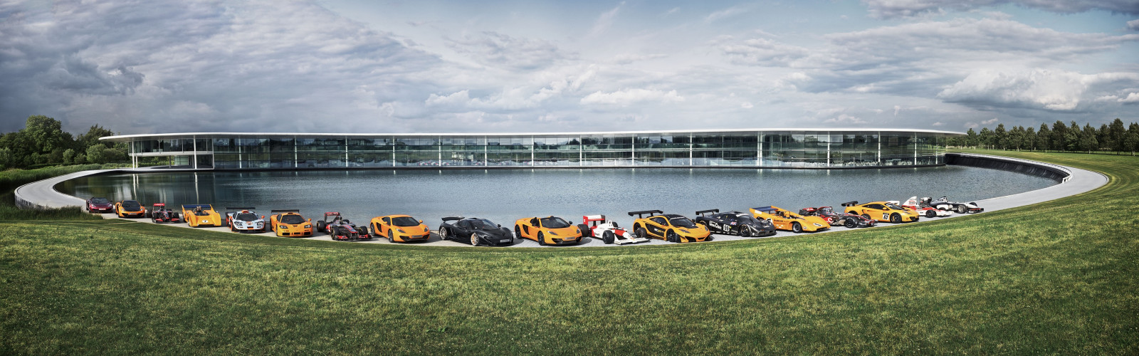 Race biler, bil, køretøj, superbiler, McLaren P1, panorama, dual monitors, multiple display, sorte biler, appelsin biler, stadion, McLaren MP4 12C, transportere, McLaren F1, struktur, arena, McLaren Technology Centre, McLaren M1B, McLaren F1 GTR, McLaren MP4 12C GT3, McLaren Formel 1, sport mødested, racerbane, fodbold specifik stadion