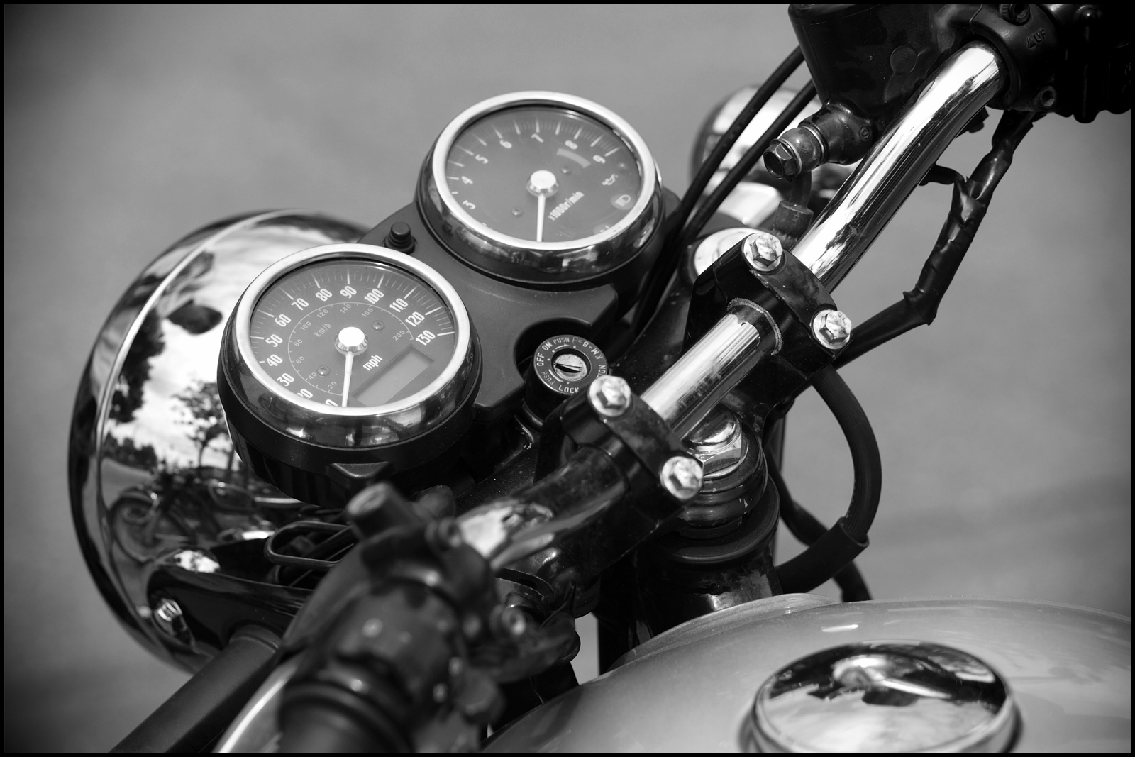 tělesné, Kanada, detail, kolo, Vancouver, odrazy, Černá bílá, lesklý, před naším letopočtem, bokeh, Britská Kolumbie, motorka, chróm, motocykl, světlomet, Strathcona, nástroje, Viněta, řídítka, měřidla, fragment, zd, 50mmmacro20, 50mmmacrof20, olympuse3