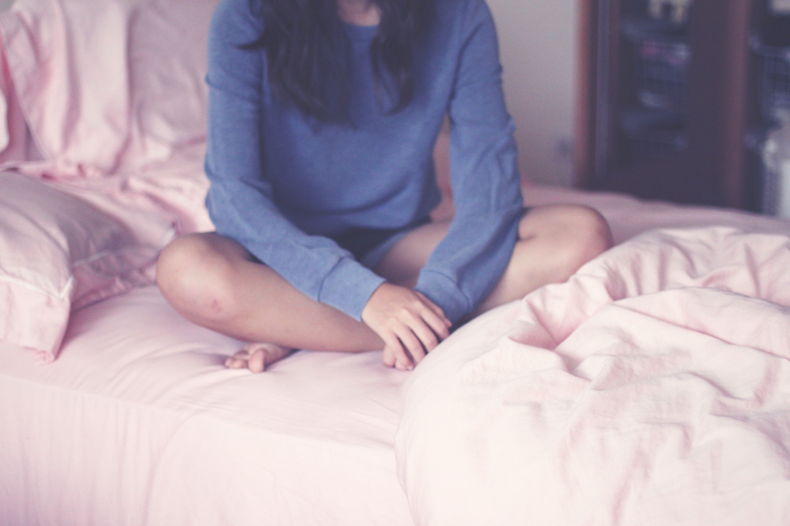 sedící, postel, gauč, modrý, svetr, letní, bokeh, polštář, růžový, kůže, spát, kloub, 50mm, dívka, dof, ruka, prst, noha, nábytek, krk, já, autoportrét, pohodlí, paže, textil, povlečení na postel, rameno, stehno, matrace