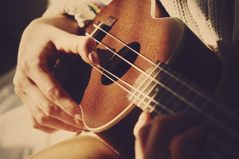 händer,fingrar,gitarr