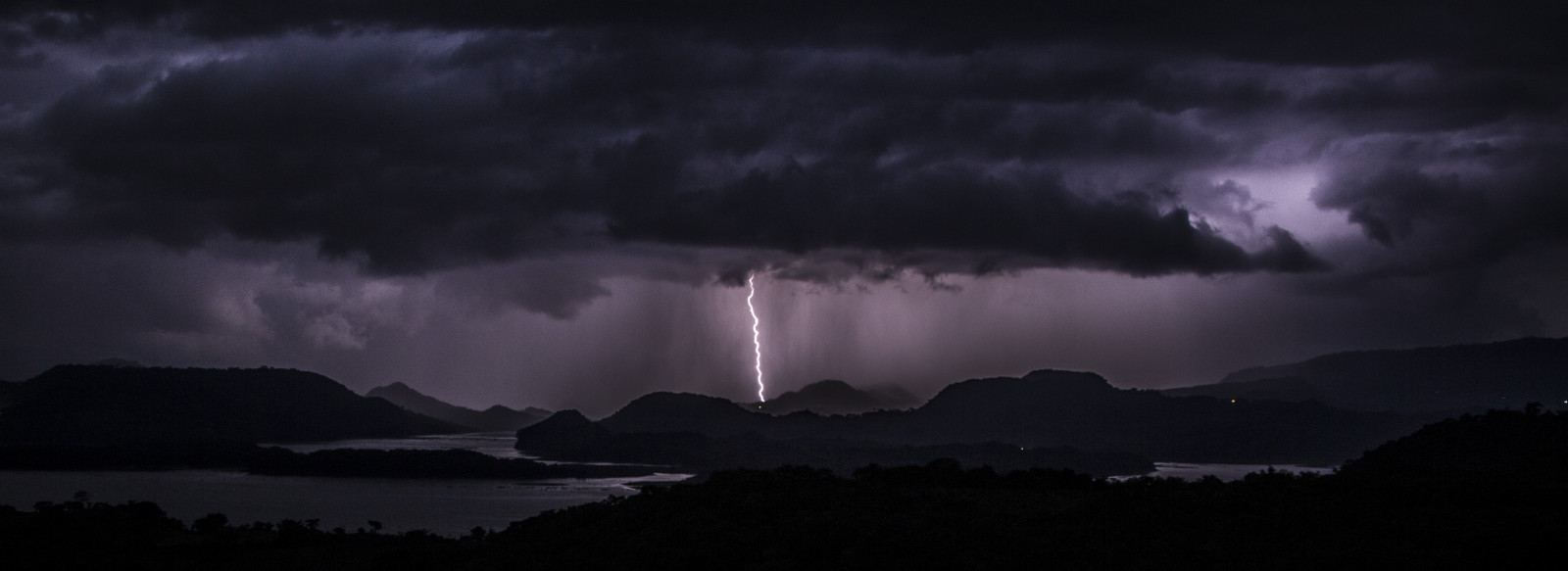 krajina, noc, jezero, Příroda, nebe, mraky, Blesk, bouřka, večer, horizont, atmosféra, Blikat, latinský, hrom, stávka, půlnoc, Salvador, světlo, longexposure, mrak, strom, hora, Amerika, bouřka, tma, jezero, počítač tapeta, Černý a bílý, geologický fenomén, meteorologický jev, kupa, koloniální, jev, Střední Amerika, lightningstorm, El Salvador, Suchitoto