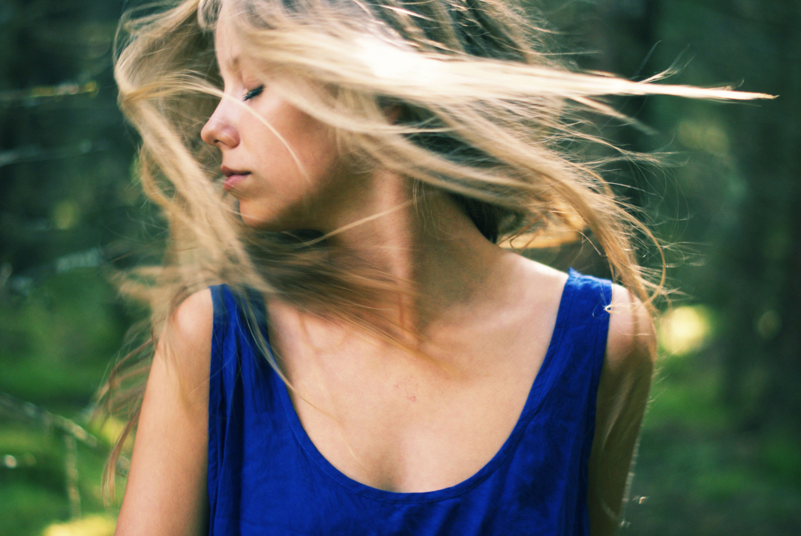 slunečnímu záření, les, model, portrét, blondýnka, dlouhé vlasy, tráva, fotografování, profil, šaty, zelená, modrý, móda, vlasy, jaro, Osoba, kůže, barva, dívka, krása, usměj se, oko, žena, dáma, mě, sen, snění, snít, sny, autoportrét, blond, účes, portrétní fotografie, focení, hnědé vlasy, mimika