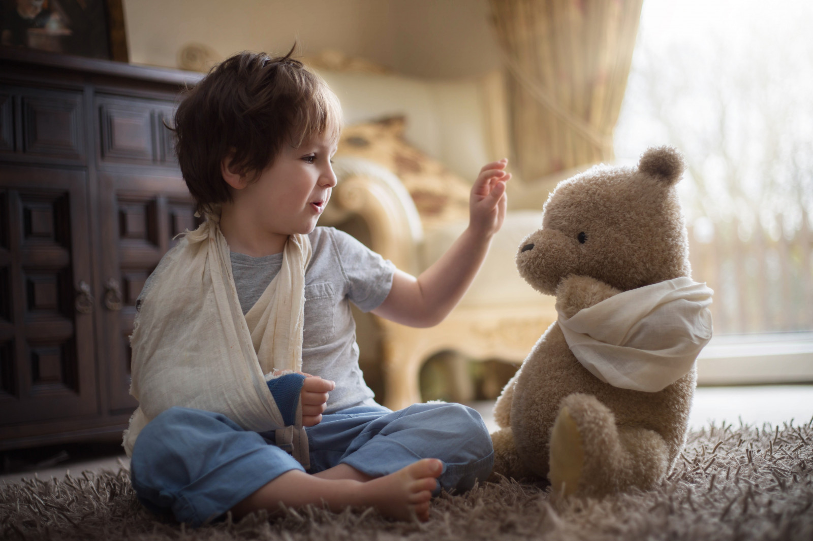 elsker, Legetøj, hud, Spille, Playtime, lys, dreng, barn, pige, smil, sjovt, hjem, Bamse, marts, tekstil, produkt, solidaritet, lille barn, spædbarn, Bamse, udstoppet legetøj, Peter Plys, slynge, skade