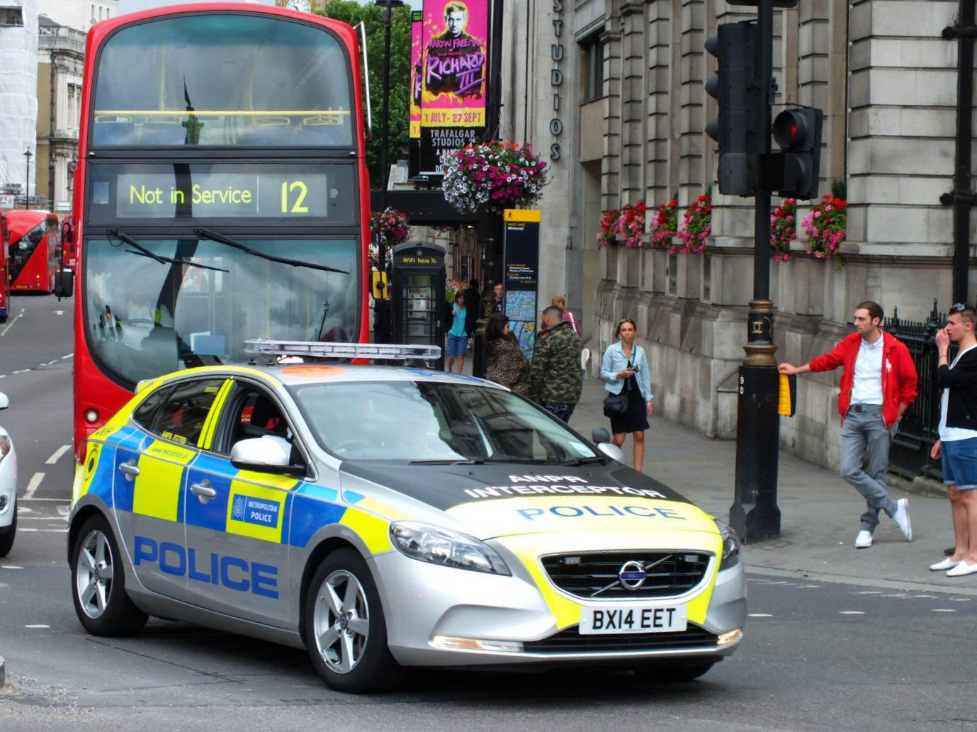 polizia, città, strada, auto, veicolo, strada, traffico, Volvo, trasporto, Berlina, infrastruttura, corsia, design automobilistico, auto della polizia, auto di famiglia, auto compatta, veicolo a motore, modalità di trasporto, professione, city ​​car, casa Bianca, vettura di medie dimensioni, Mps, Metropolitanpoliceservice, Bx14eet