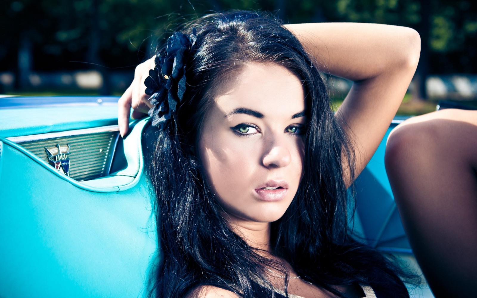 tvář, model, portrét, zelené oči, fotografování, šaty, modrý, černé vlasy, móda, vlasy, Květina ve vlasech, Osoba, supermodelka, dívka, krása, usměj se, oko, žena, dáma, fotografie, portrétní fotografie, focení, hnědé vlasy