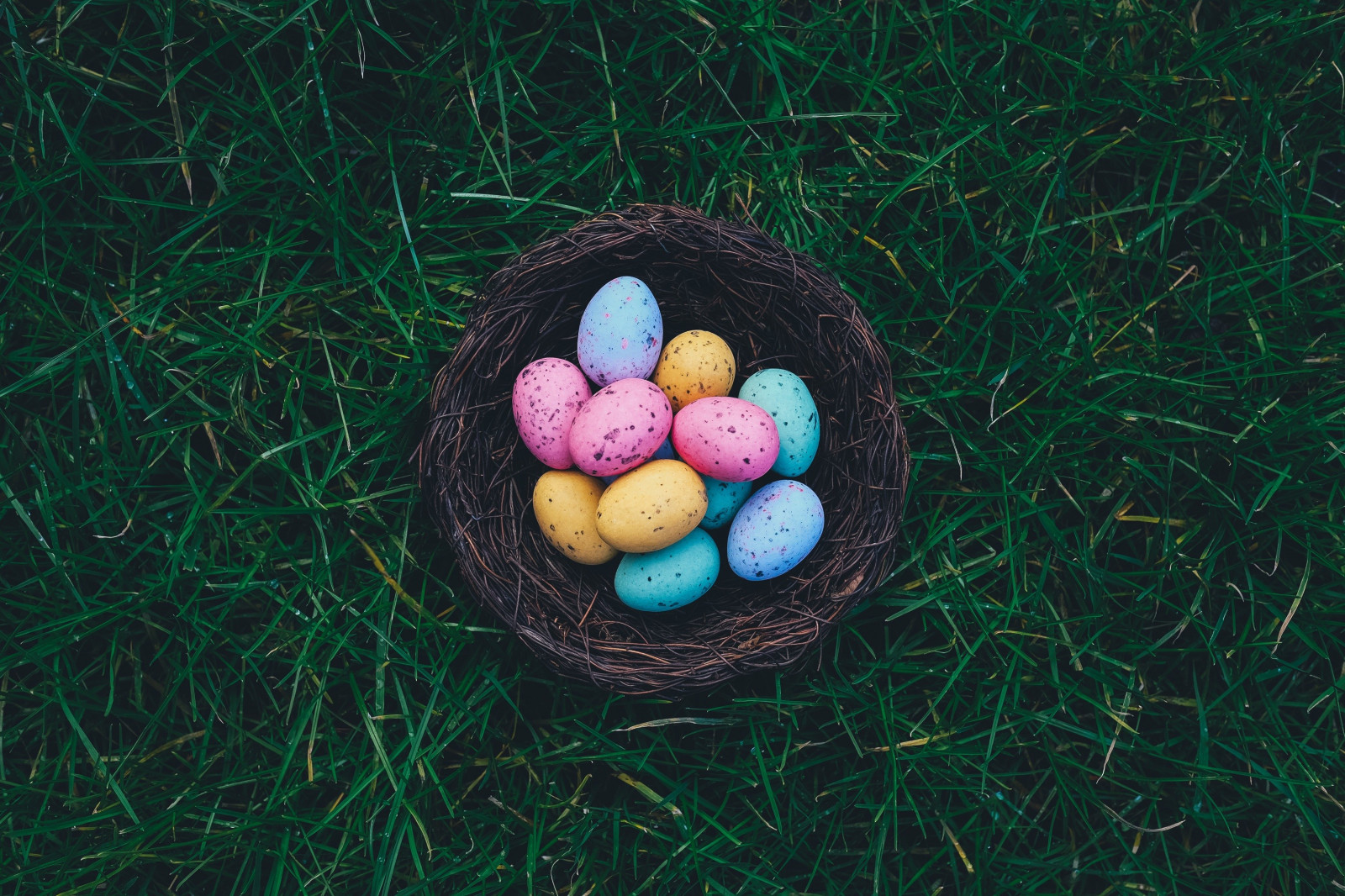 Wallpaper grass, baskets, nests, easter eggs, Easter, 3000x2000 px