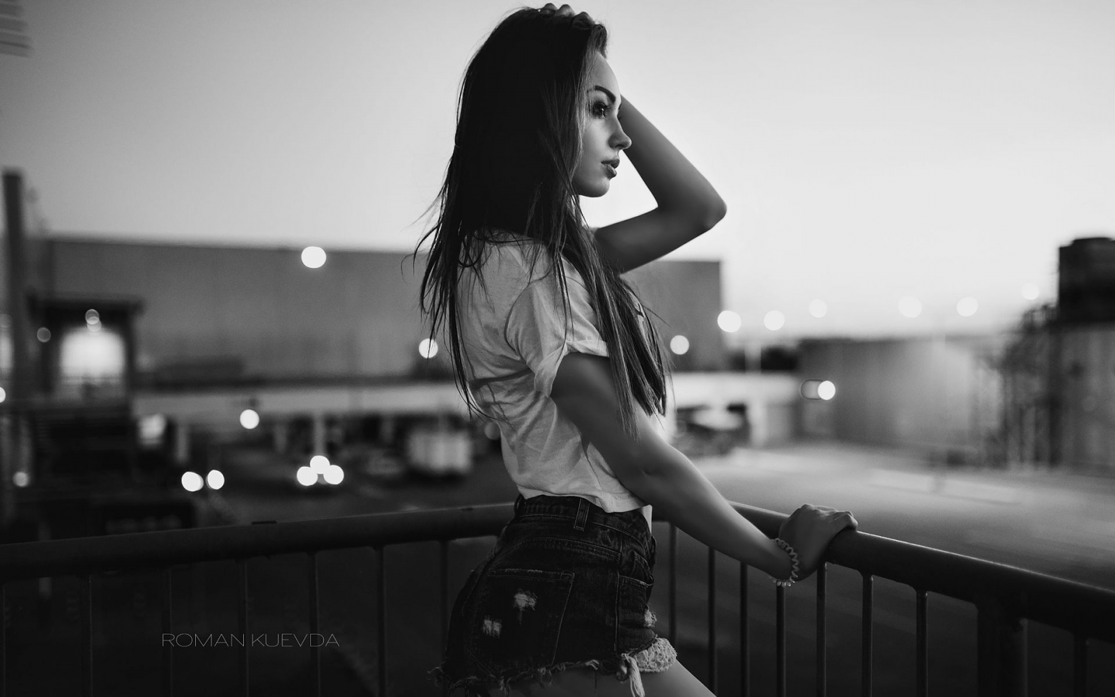 světla, bílý, Černá, ženy, černobílý, model, portrét, venku, sedící, fotografování, šaty, jean šortky, móda, boční pohled, Osoba, dívka, krása, dáma, fotografie, tma, Černý a bílý, monochromatické fotografování, lidských pozice, portrétní fotografie, focení, Film noir