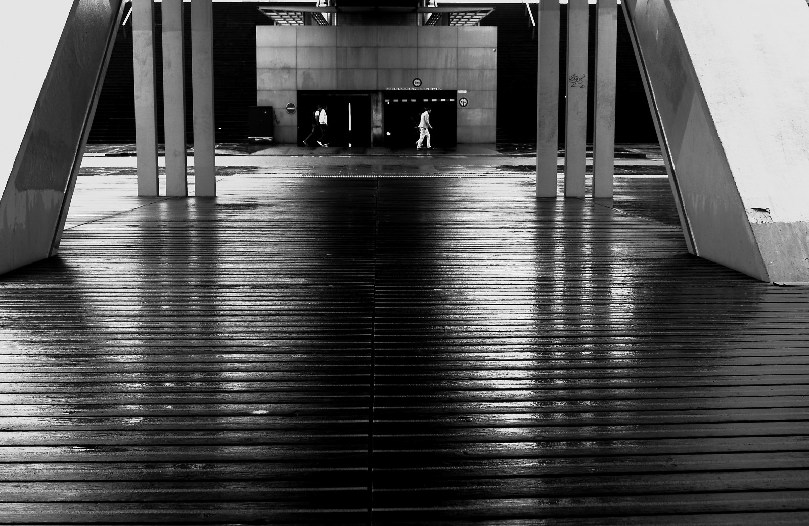 sort, monokrom, arkitektur, vand, afspejling, skygge, fotografering, træ, symmetri, stål, struktur, vinkel, lys, Gade syn, etage, linje, hårdttræ, noiretblanc, blackandwithe, photoderue, øjebliksbillede, urbanarte, paris13, photopascalcolin, sort og hvid, monokrom fotografering, gulve, dagslys, vejbelægning, passerelle, parkingsouterrain