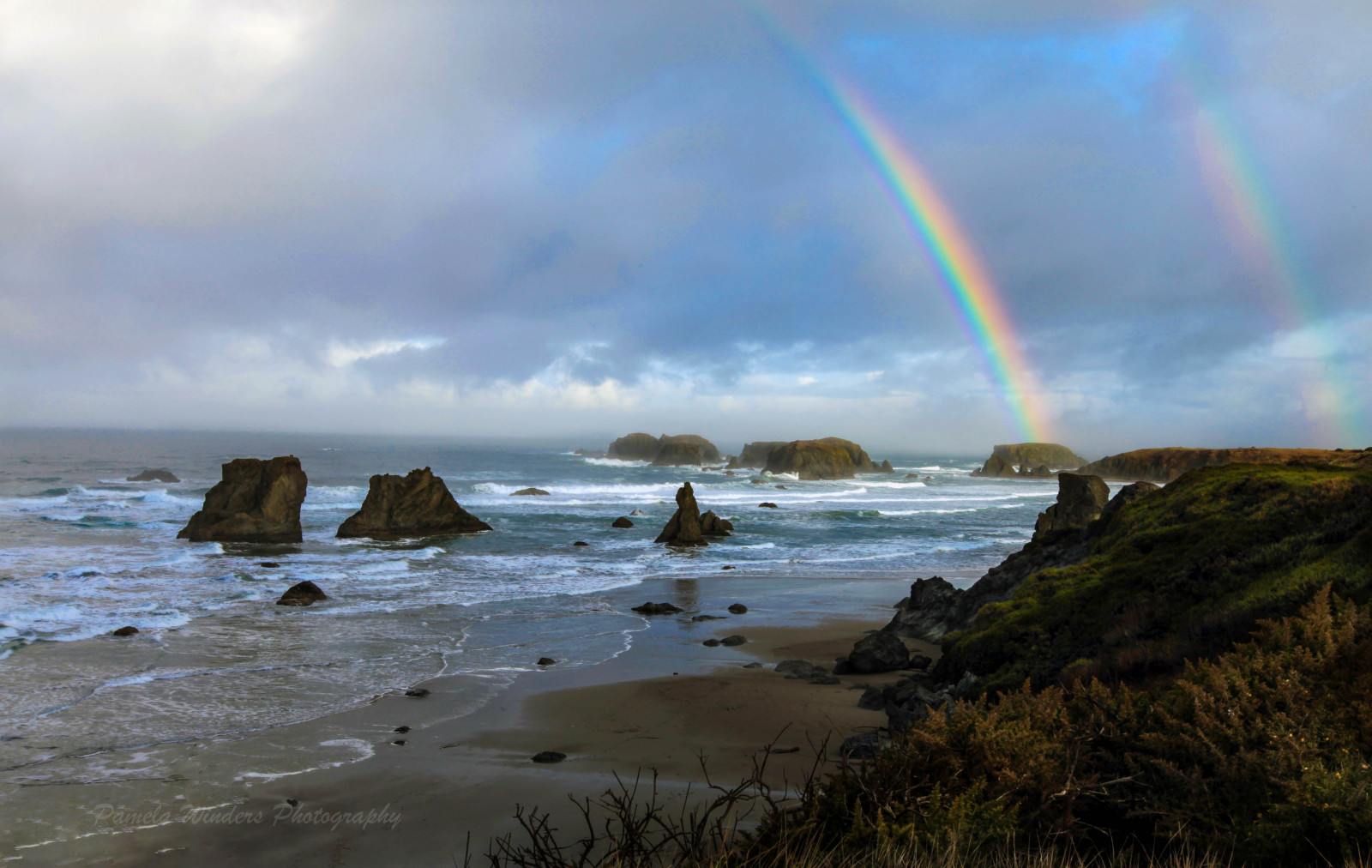 Regenbogen, Küste, Gewässer, Meer, Ufer, Himmel, Ozean, coastal and oceanic landforms, Landspitze, Meteorologisches Phänomen, Wolke, Phänomen, Welle, Wasser, Windwelle, Terrain, Horizont, Strand, Bucht, Rock, Tide, Landschaft